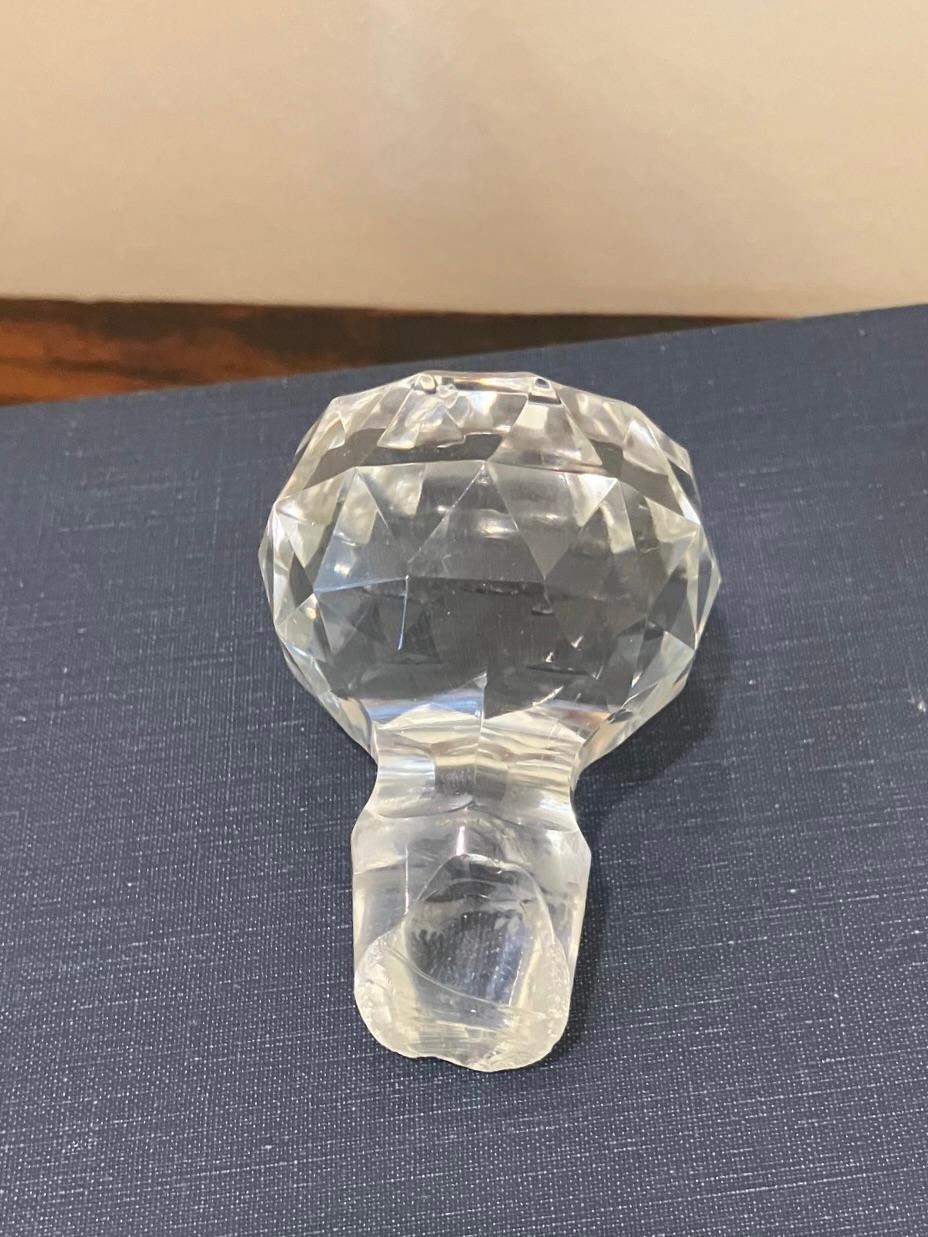 Très beau Tantale anglais en ronce de noyer avec deux carafes en verre taillé en vente 4