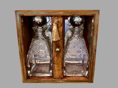 Feine englische Tantalus aus Wurzelnussholz und Nussbaumholz mit zwei geschliffenen Glaskaraffenen