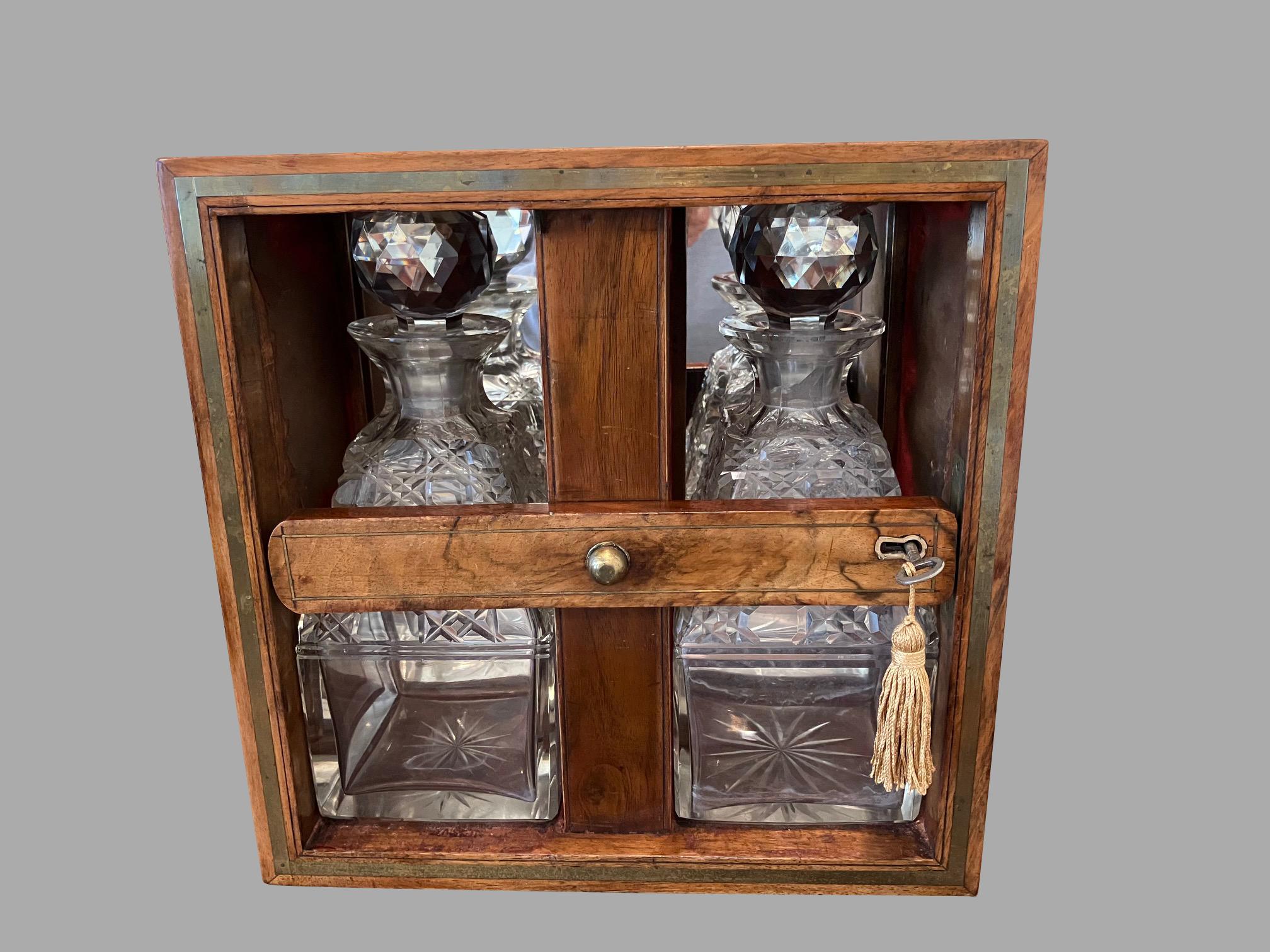 Très beau Tantale anglais en ronce de noyer avec deux carafes en verre taillé Bon état - En vente à San Francisco, CA