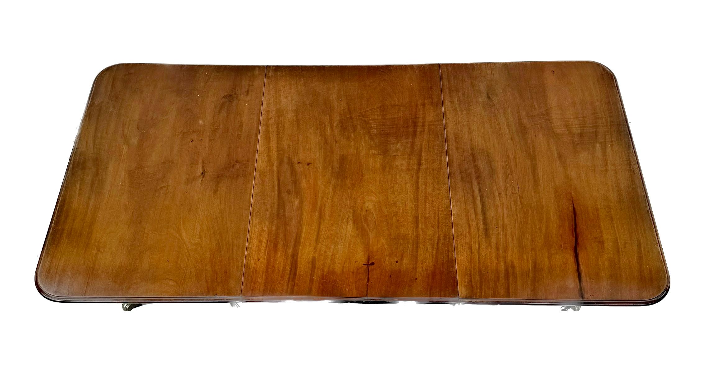 Feiner englischer Regency-Mahagoni-Esstisch aus dem frühen 19. Jahrhundert mit drei Sockeln und 2 Blättern. Dieser Tisch hat eine tolle Farbe und eine wunderbare warme, weiche Patina. Sehr gut gebaut in massivem kubanischen Mahagoni. 11 Fuß Tische