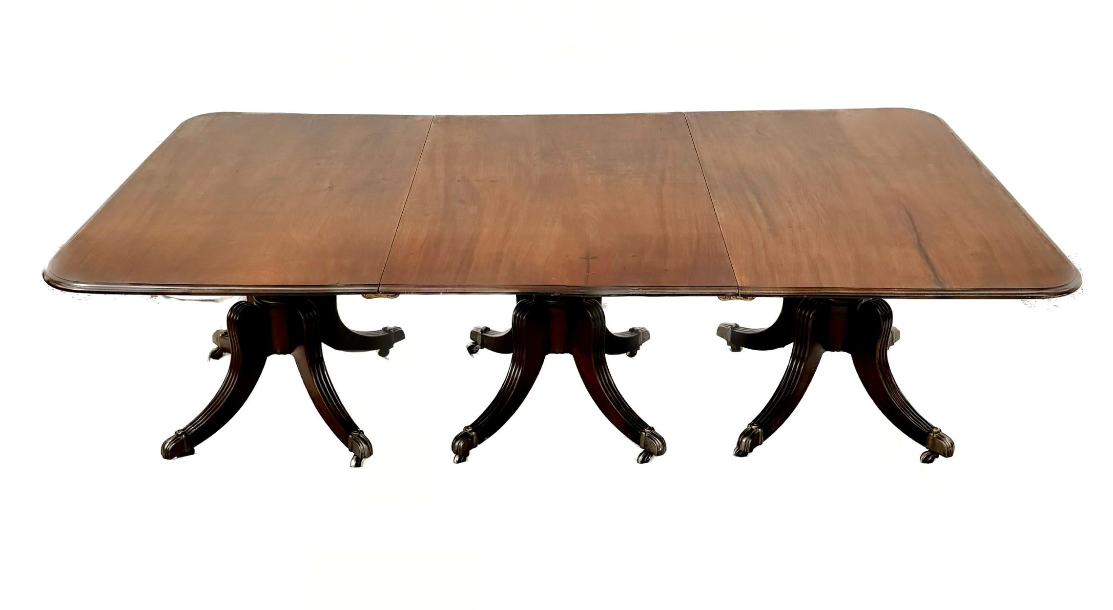 Very Fine English Regency Triple Pedestal Dining Table In Good Condition For Sale In Bradenton, FL