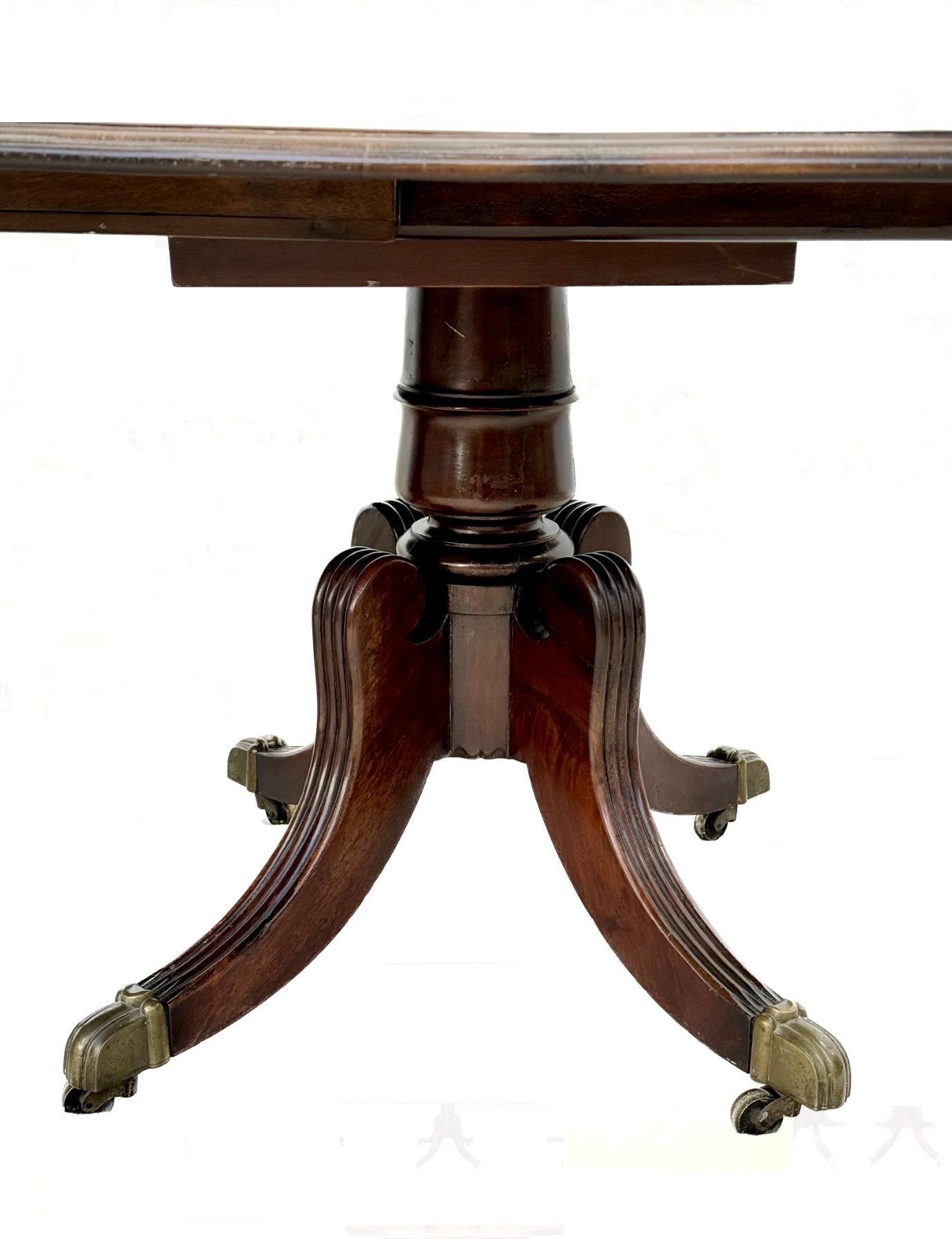 Sehr feiner englischer Regency Triple Pedestal Dining Table im Angebot 1