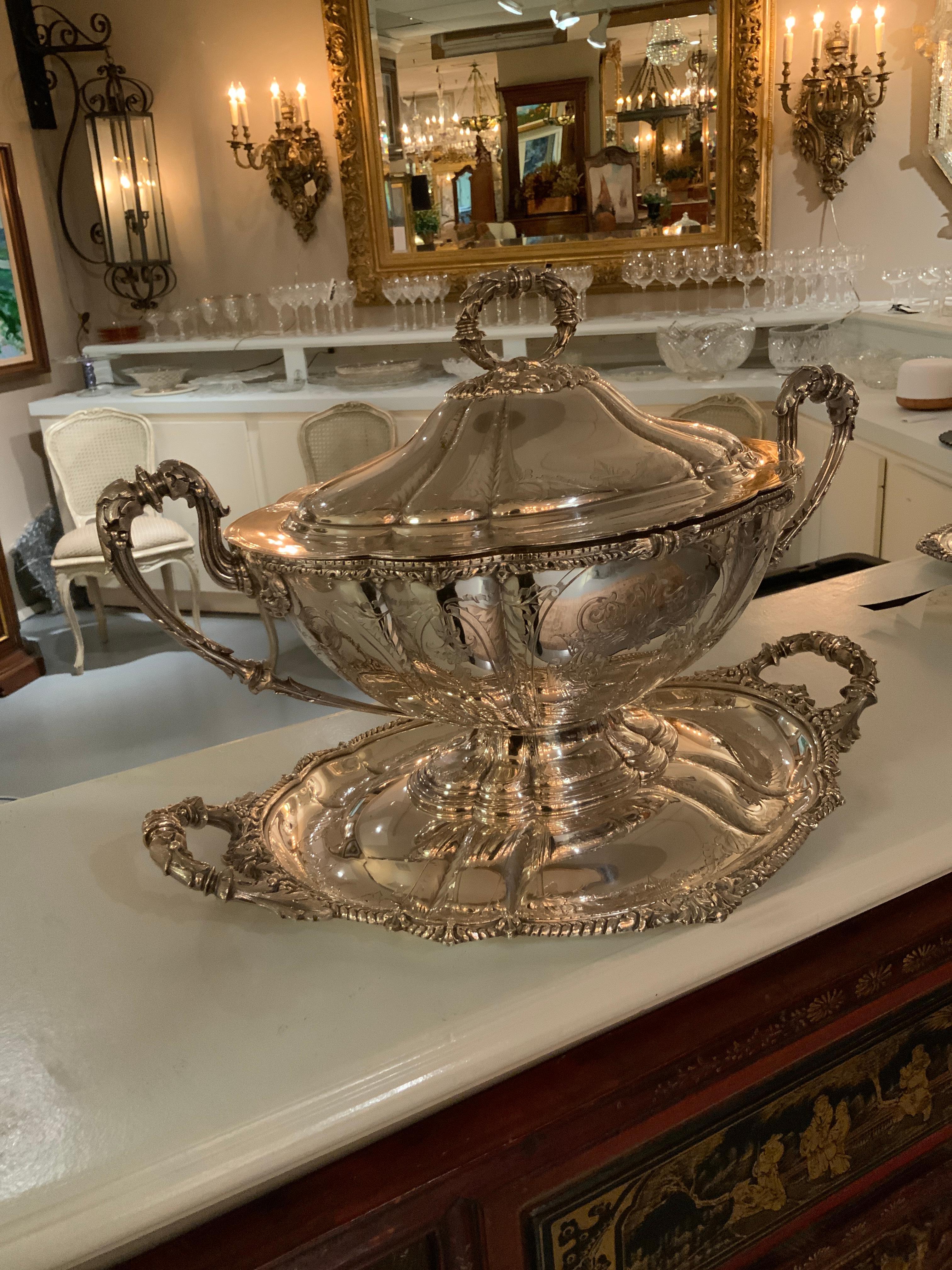 Très beau bol ovale sur plateau couvert en métal argenté de Sheffield anglais en vente 3