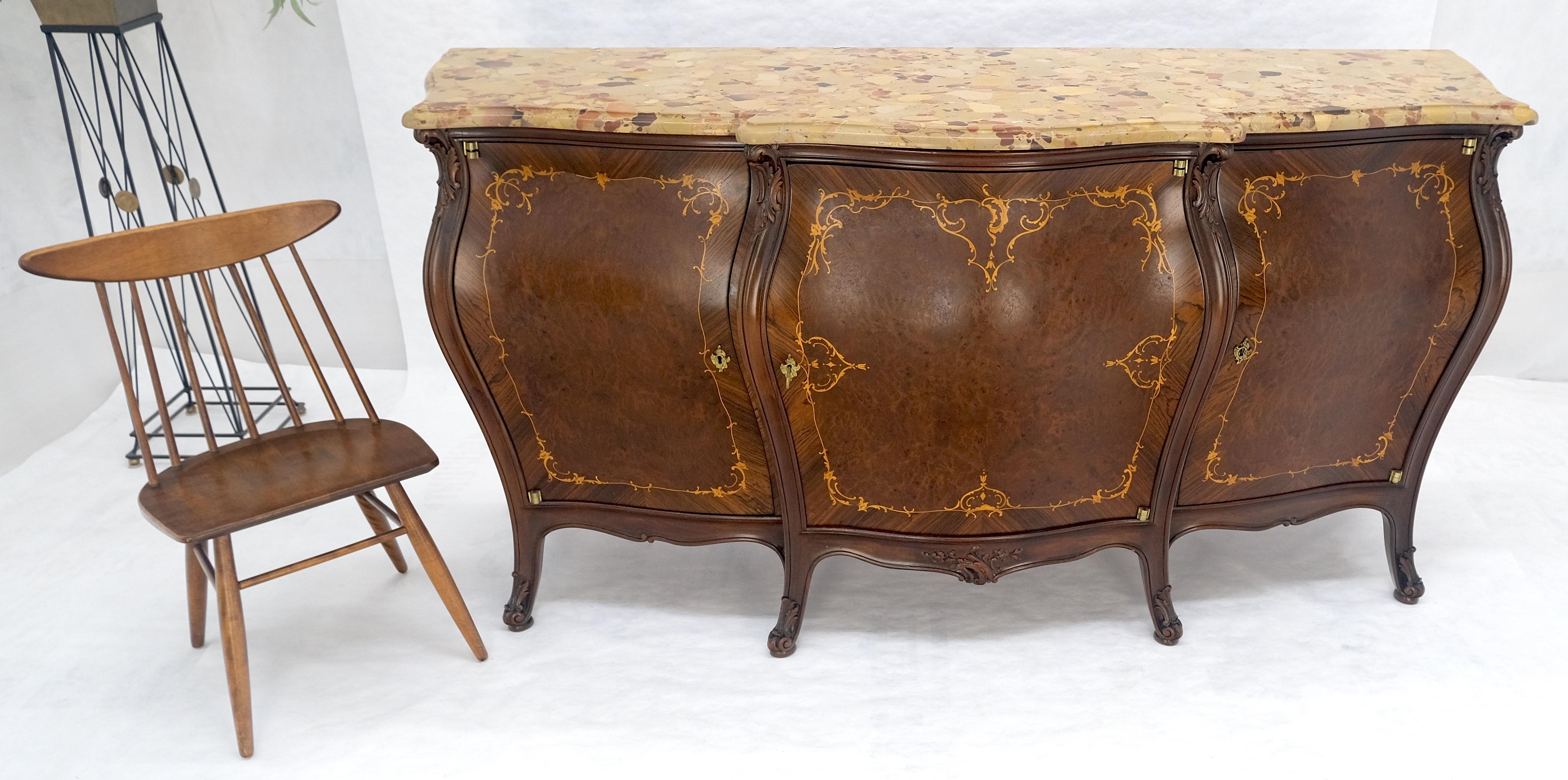 Très belle et très grande commode à 3 portes en marqueterie de bombe française avec tiroirs ajustés MINT.
Plateau en marbre épais.