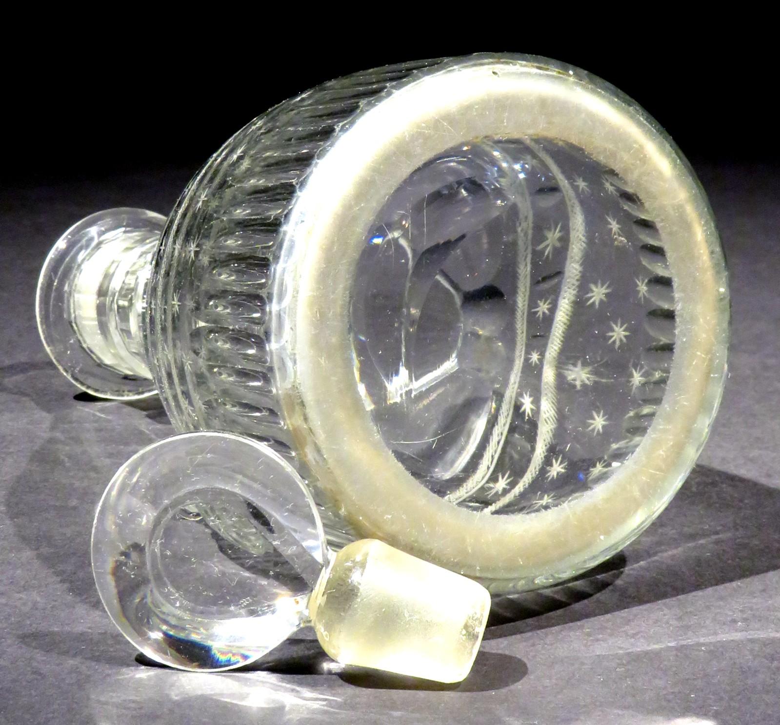  Feiner georgianischer anglo-irischer Dekanter aus geschliffenem Glas, Vereinigtes Königreich, um 1810 (Graviert) im Angebot