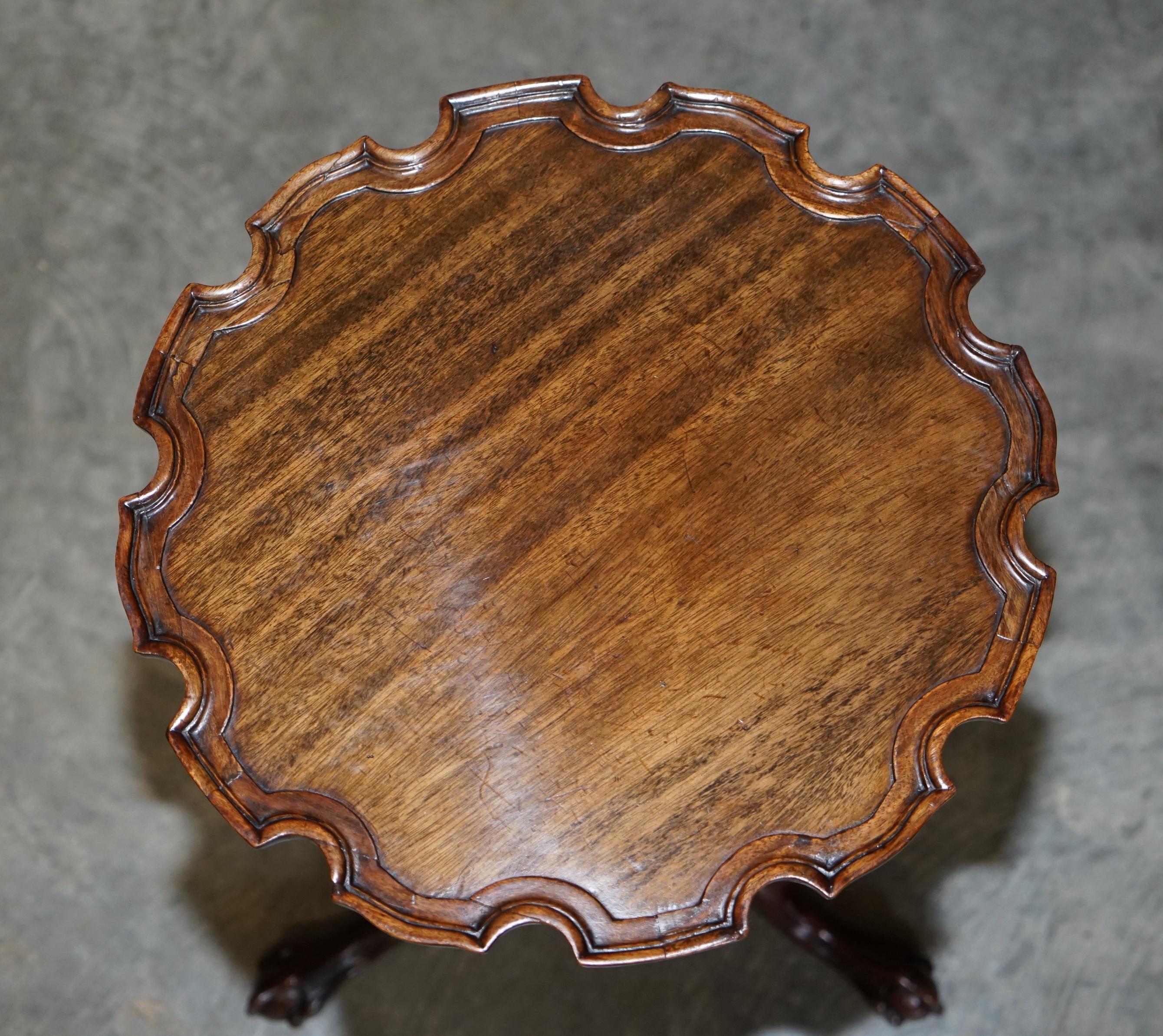 Victorian Very Fine Gillows of Lancaster Antique Hardwood Pie Crust Claw & Ball End Table For Sale