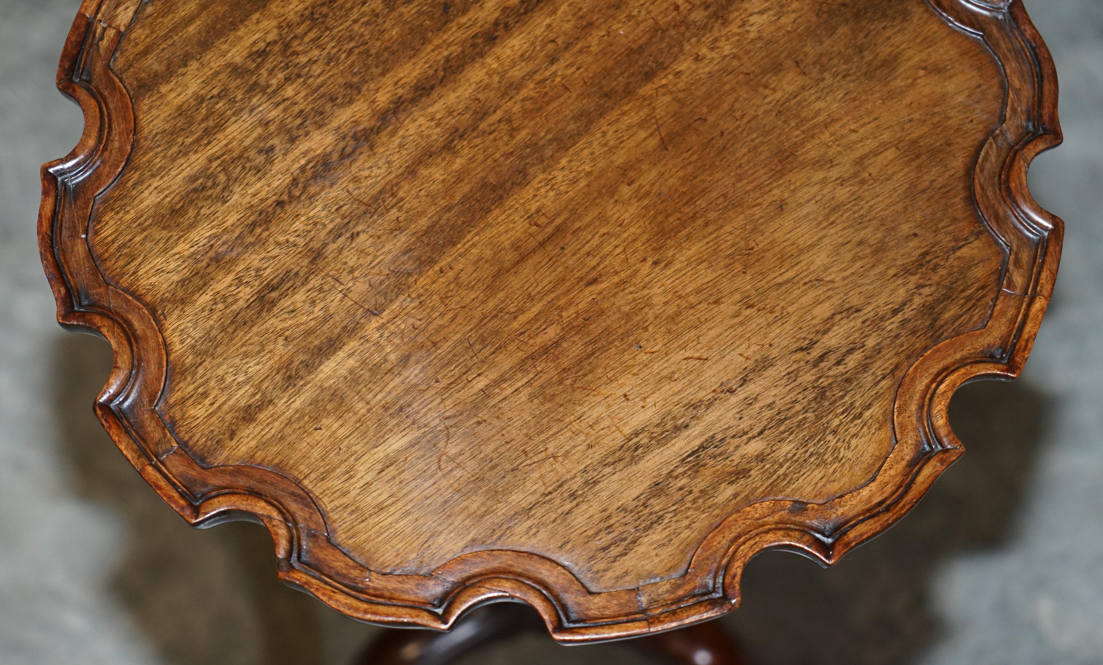Fatto a mano Raffinatissimo tavolino in legno massiccio di Gillows of Lancaster, antico, con artiglio e palla in vendita