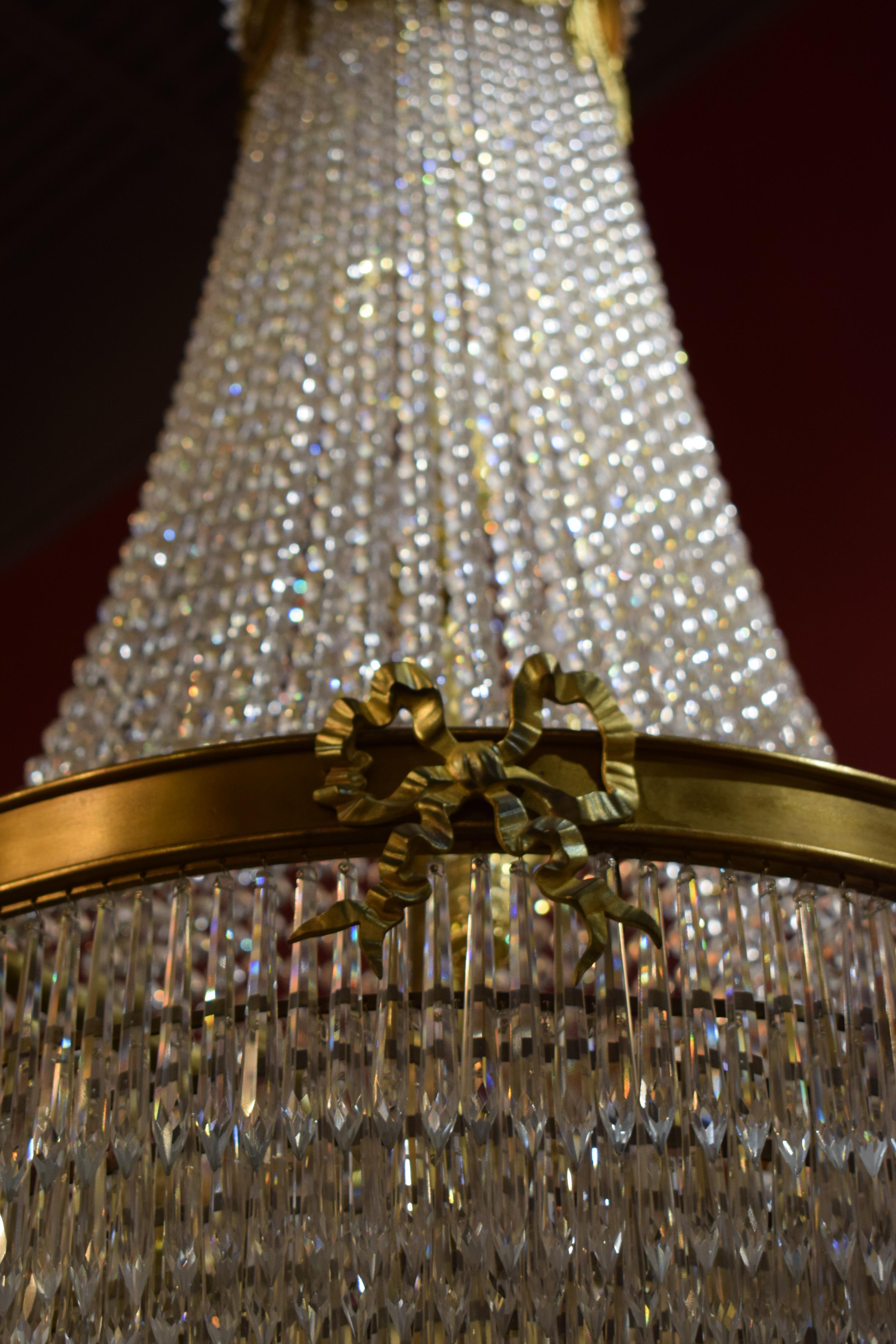 Raffinato lampadario a canestro in bronzo dorato e cristallo di Baccarat in vendita 3