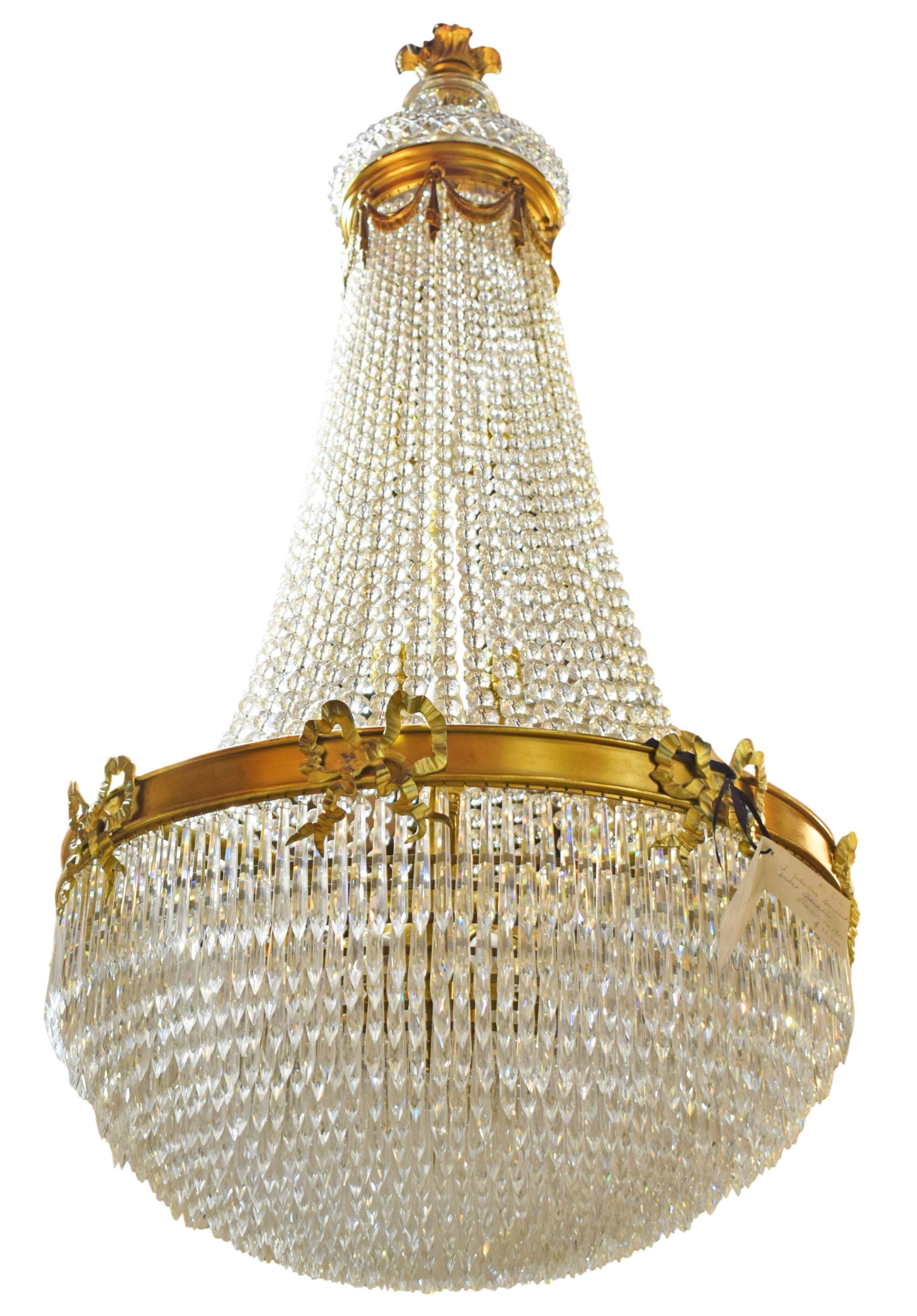 Raffinato lampadario a cesto in bronzo dorato e cristallo di Baccarat, Francia, 1900 circa.  14 Luci.
Dimensioni: Altezza 50