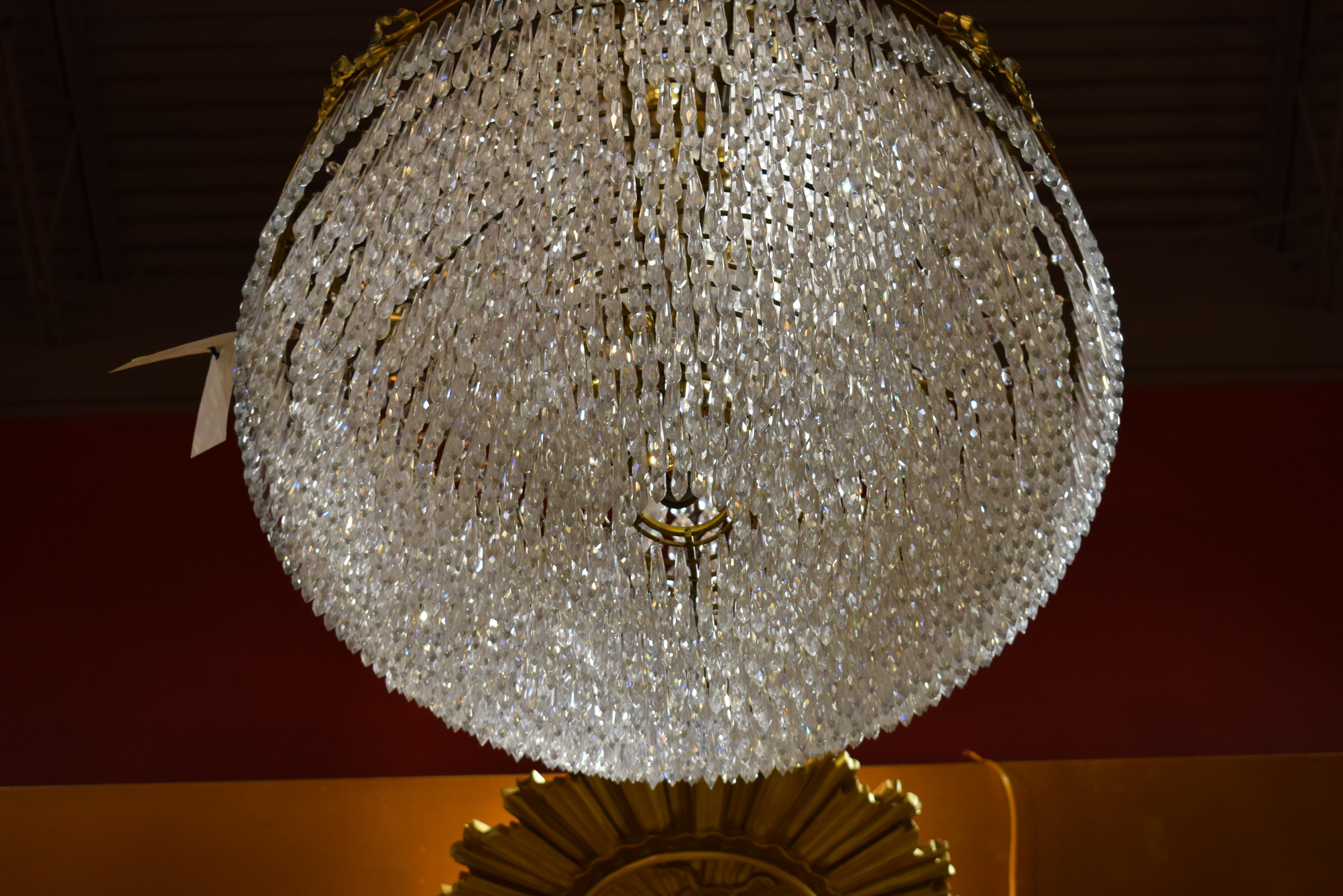 Raffinato lampadario a canestro in bronzo dorato e cristallo di Baccarat In condizioni buone in vendita a Atlanta, GA
