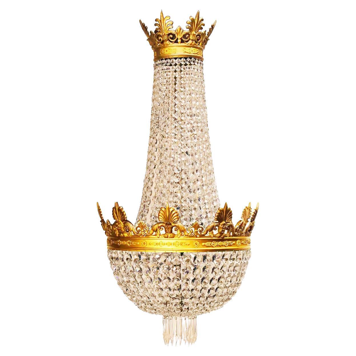 Raffinato lampadario a cesto in bronzo dorato e cristallo di Baccarat