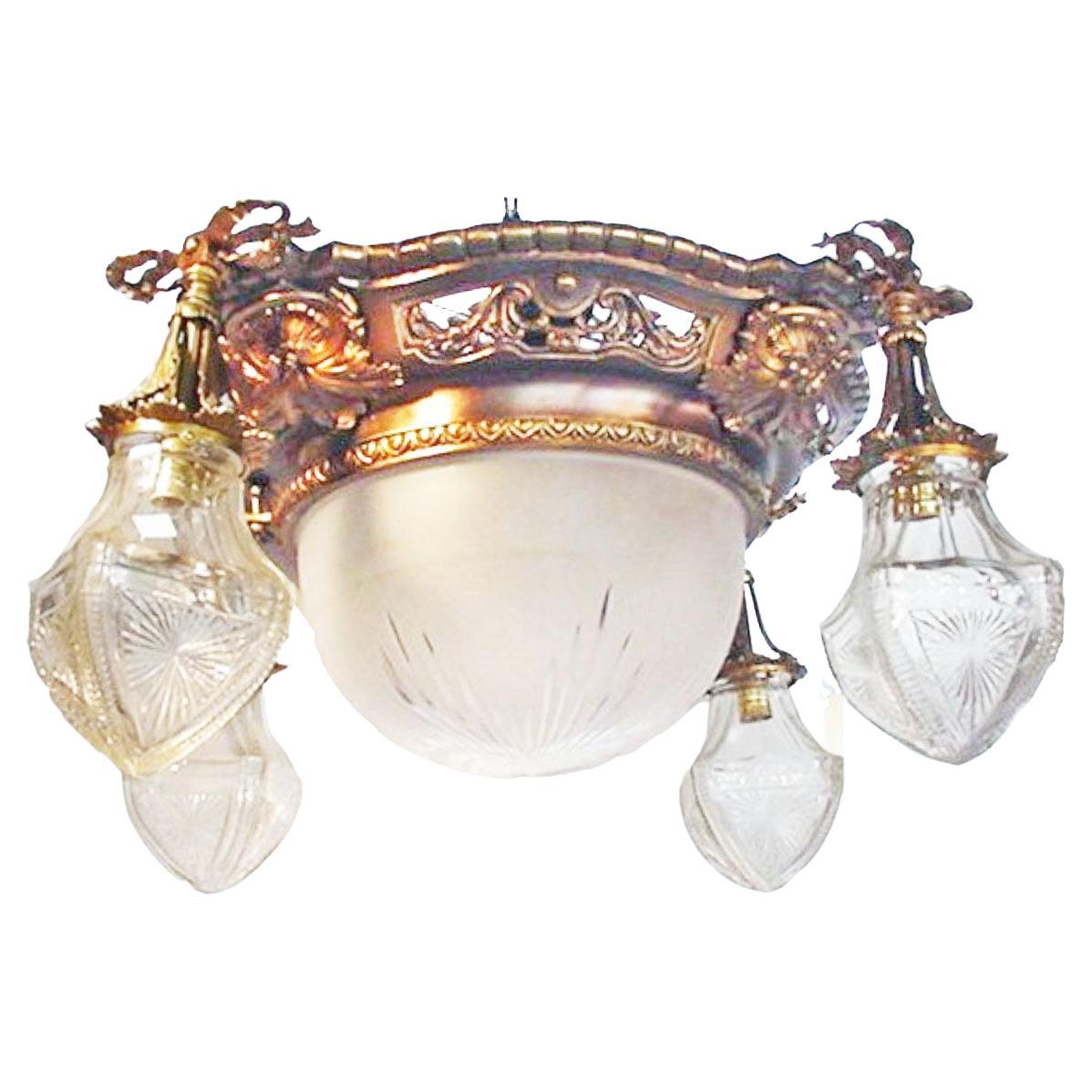 Colgante muy fino de bronce dorado con cúpula y pantallas de cristal
