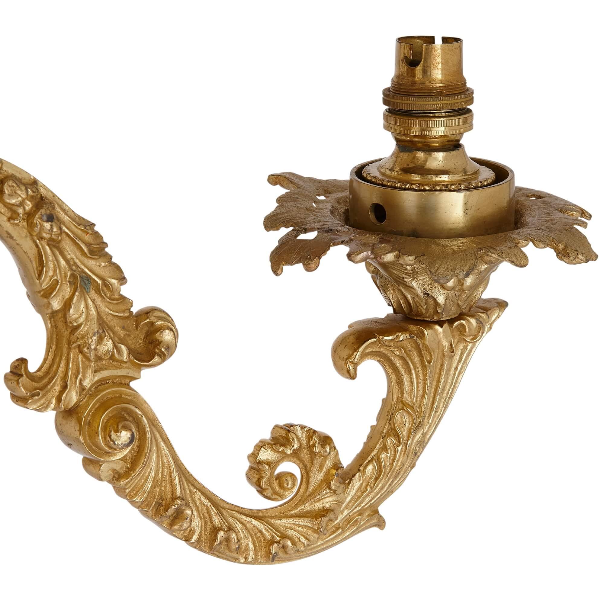 Sehr feiner vergoldeter Bronze Régence Stil antiker Kronleuchter (Goldbronze) im Angebot