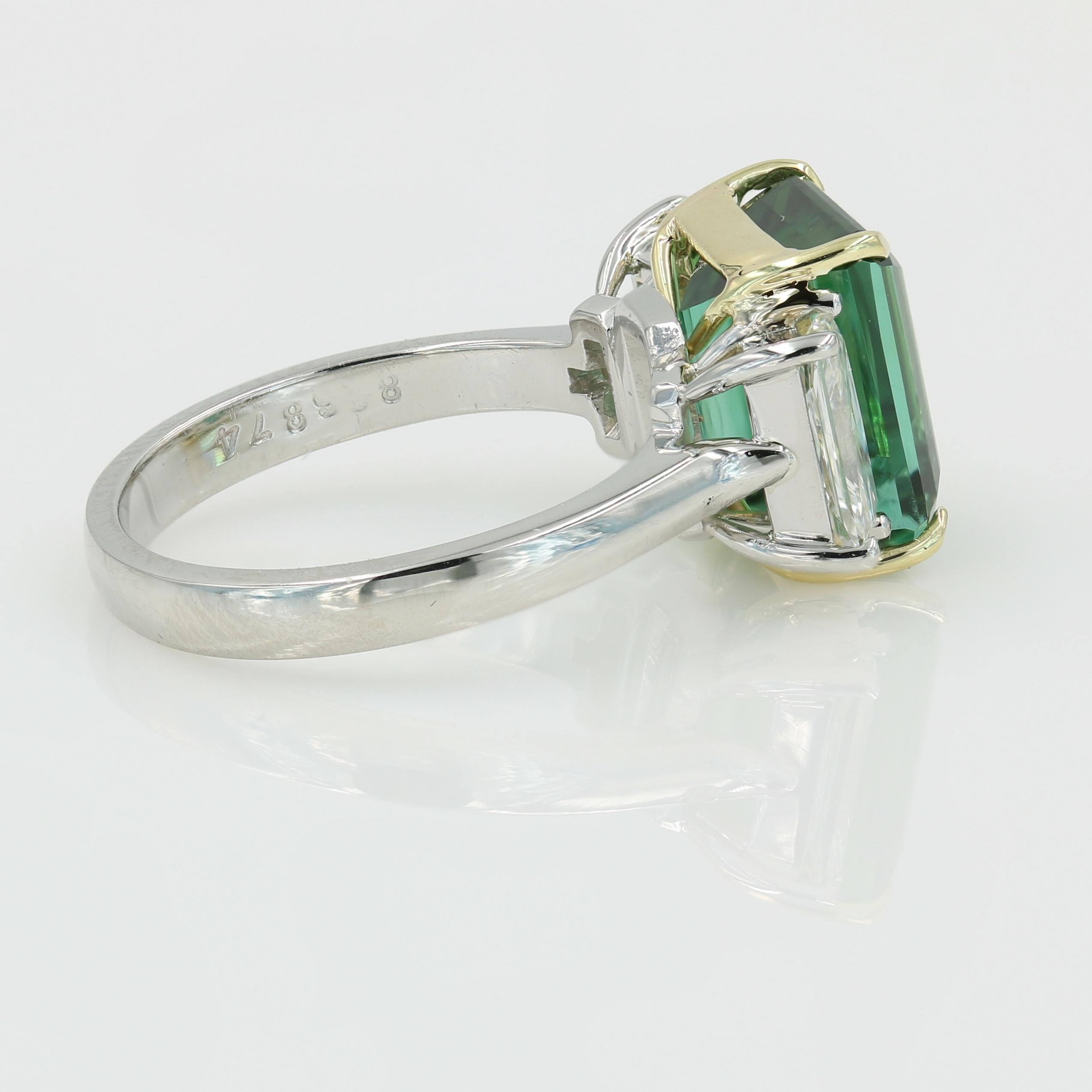 Very fine green Tourmaline in a Platinum & 18kt YG mounting w 2 side diamonds In Excellent Condition In Chicago, IL