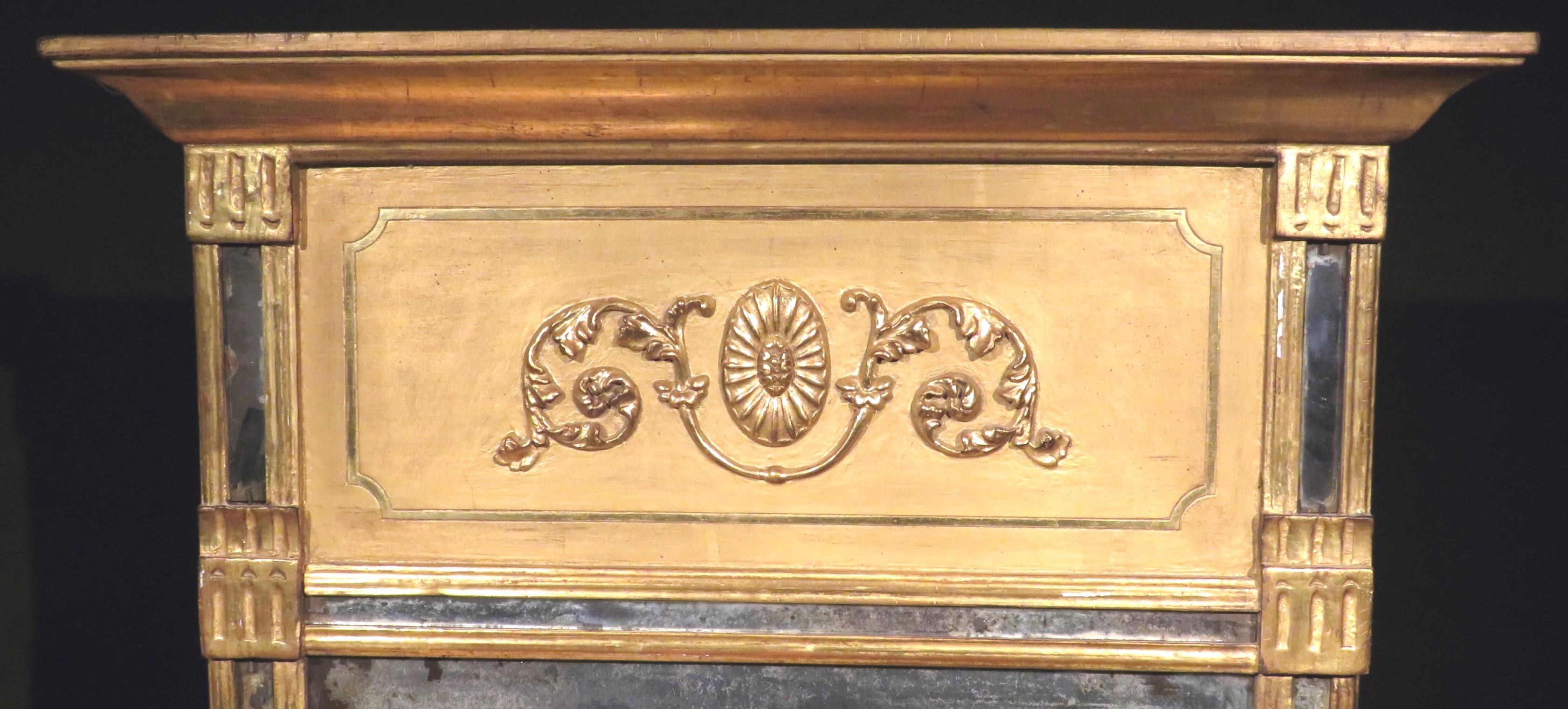 Feiner Pfeilerspiegel aus vergoldetem Holz aus der Gustavianischen Periode, schwedisch, um 1800 (Vergoldet) im Angebot