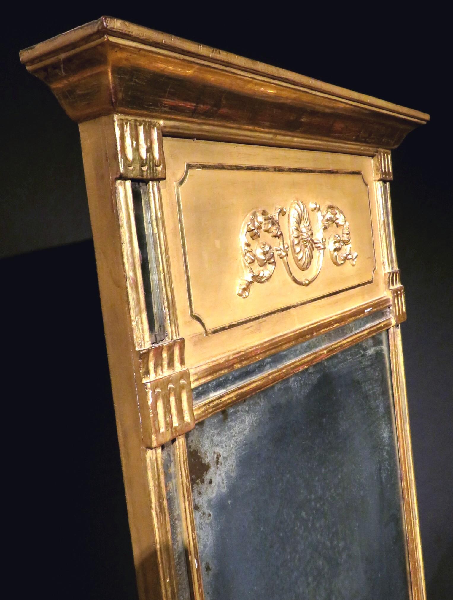 Feiner Pfeilerspiegel aus vergoldetem Holz aus der Gustavianischen Periode, schwedisch, um 1800 im Zustand „Gut“ im Angebot in Ottawa, Ontario