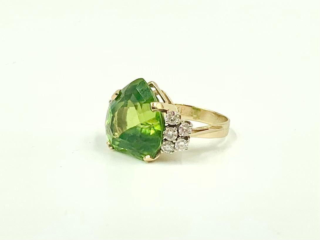 Very Fine Heart Shaped 10.5 TCW Peridot Diamond 14K Yellow Gold Ring In Good Condition For Sale In New York, NY
