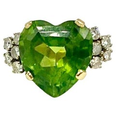 Feiner herzförmiger 10,5 TCW Peridot-Diamant-Ring aus 14K Gelbgold