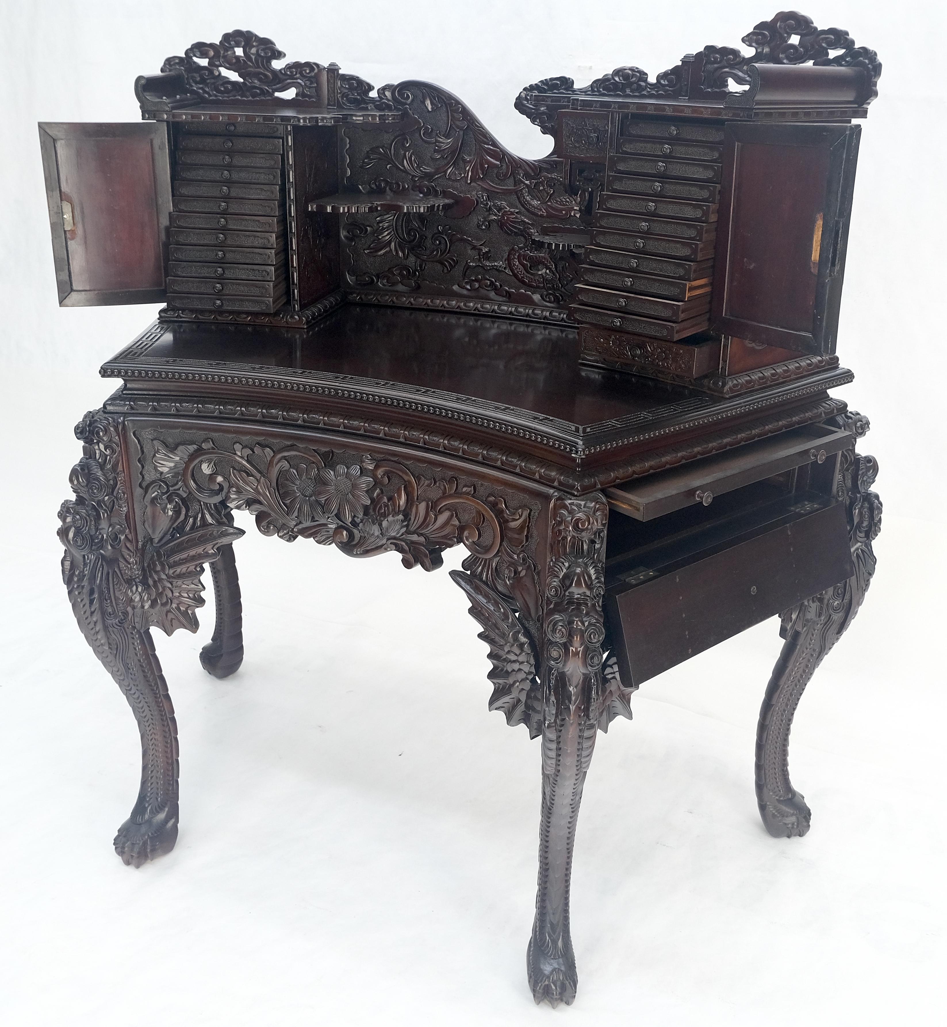Scrivania curvilinea giapponese in mogano massiccio pesantemente intagliata con cassetti multipli in vendita 2