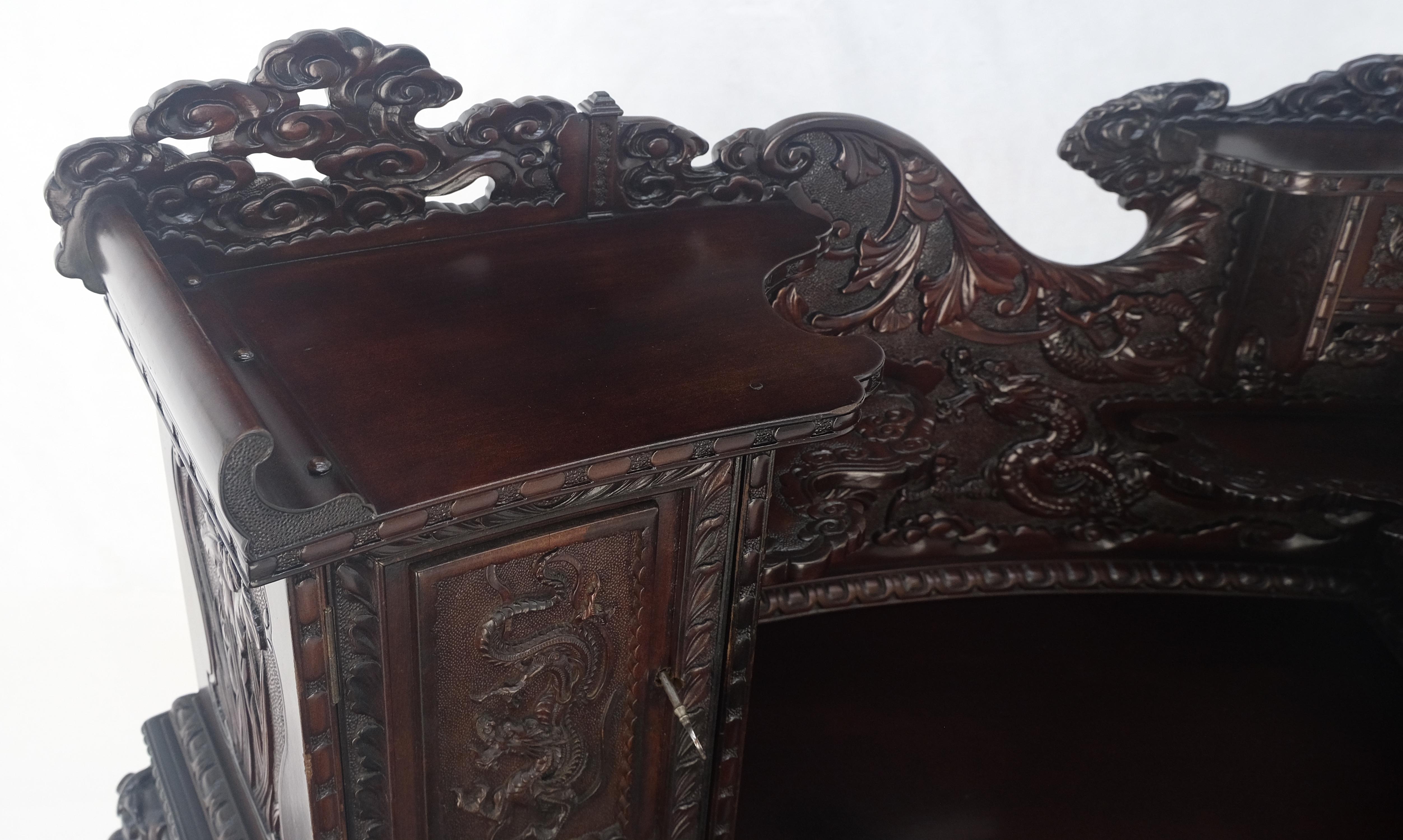 Scrivania curvilinea giapponese in mogano massiccio pesantemente intagliata con cassetti multipli in vendita 8