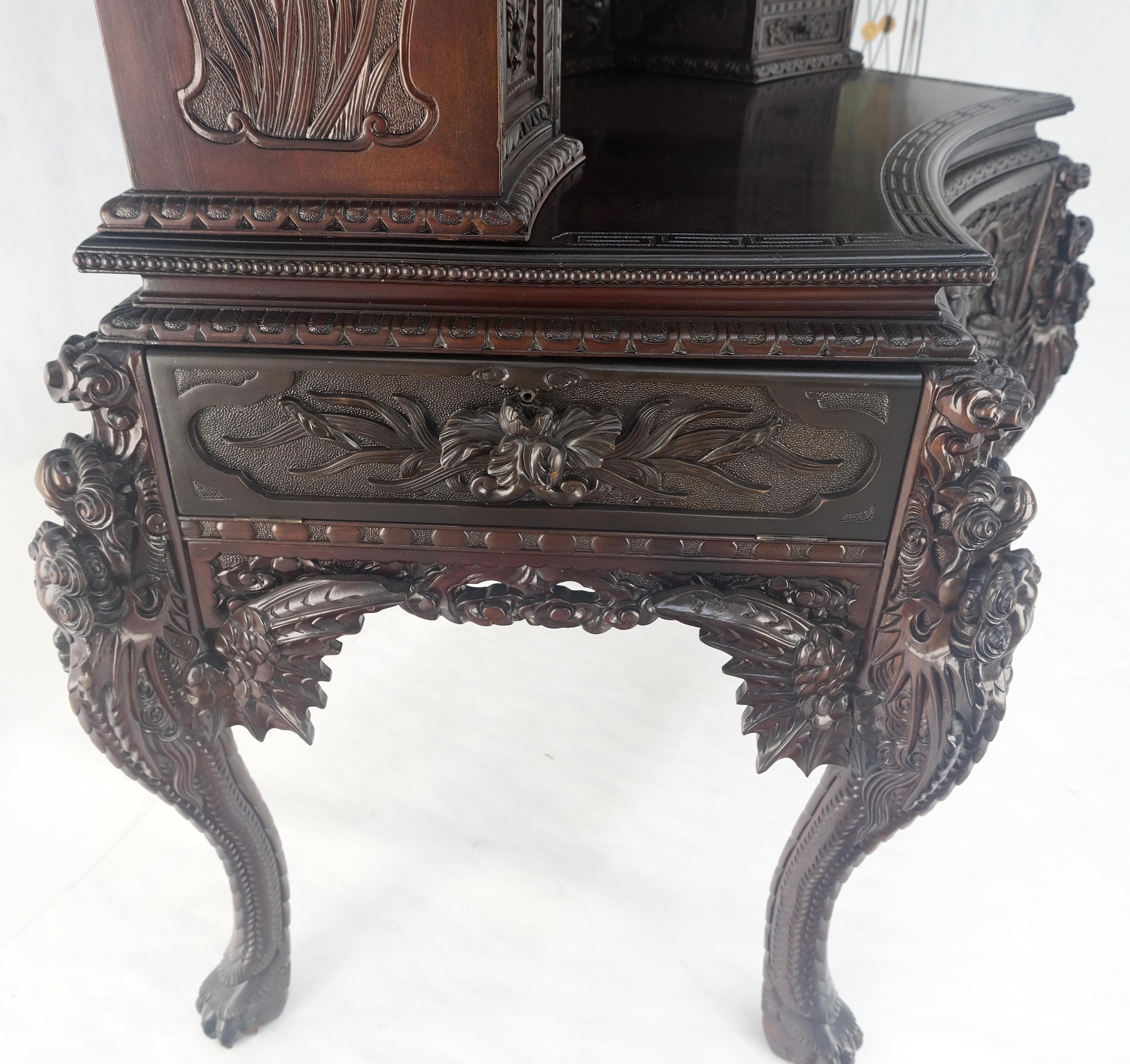 Scrivania curvilinea giapponese in mogano massiccio pesantemente intagliata con cassetti multipli in vendita 9