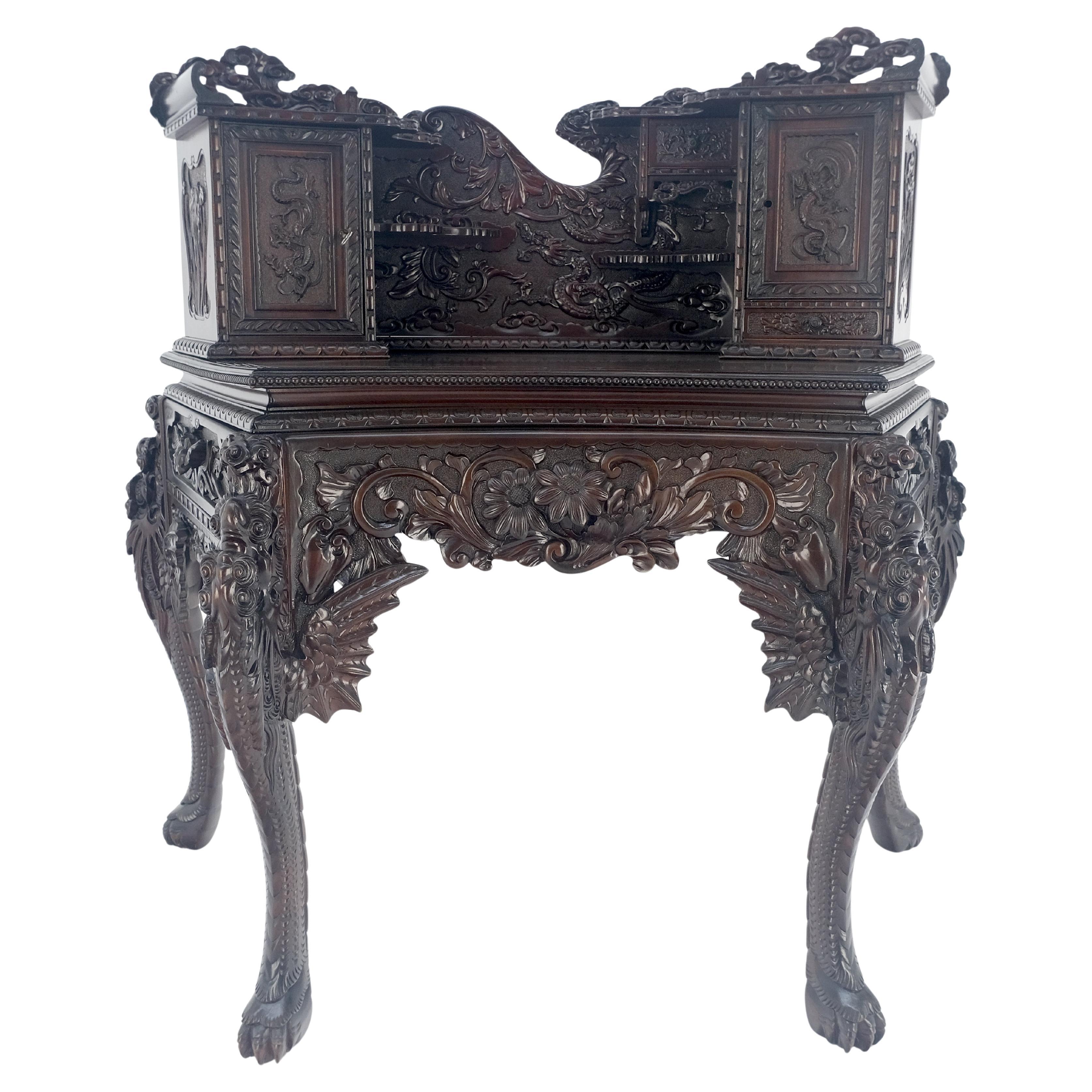 Anglo-giapponese Scrivania curvilinea giapponese in mogano massiccio pesantemente intagliata con cassetti multipli in vendita