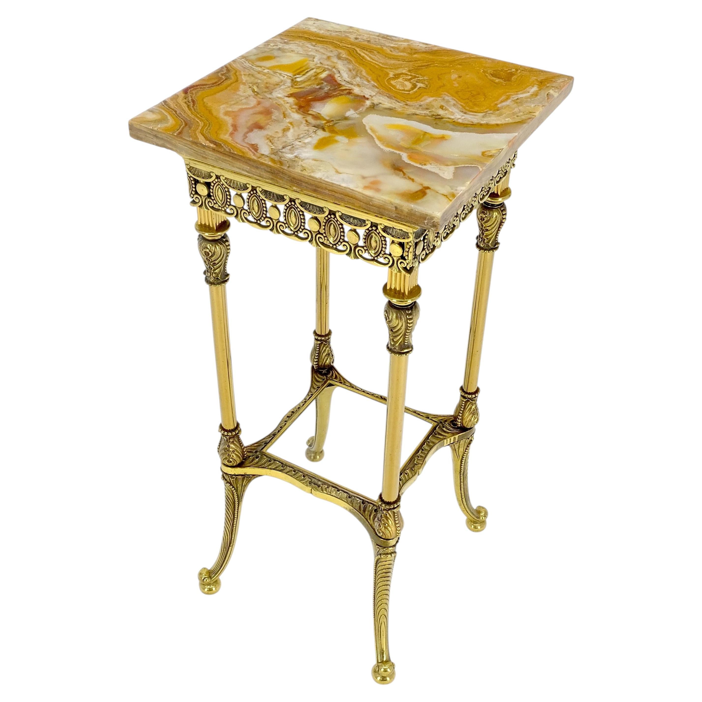 Mesa de lámpara con pedestal de latón fundido de gran calidad y base cuadrada con tapa de ónix, de 33" de altura en venta