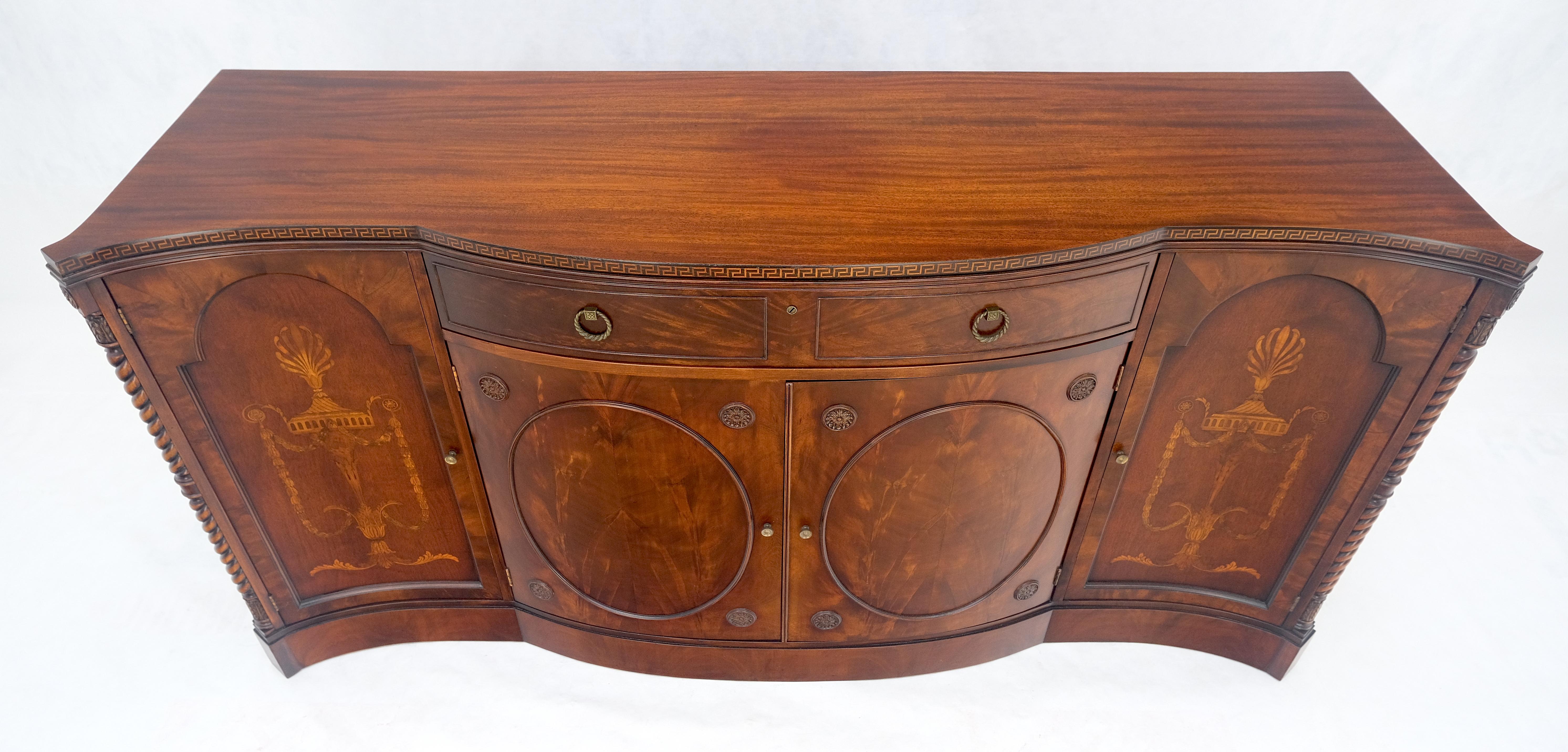 Laccato Credenza mobile in mogano con fronte a serpentina intarsiata MINT! in vendita