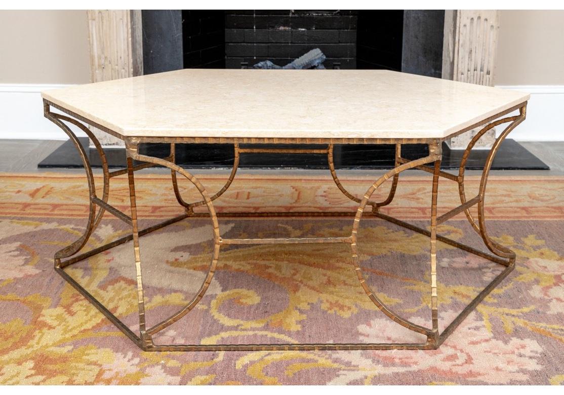 Doré Très belle table à cocktail hexagonale à plateau en pierre de style Interlude Home en vente