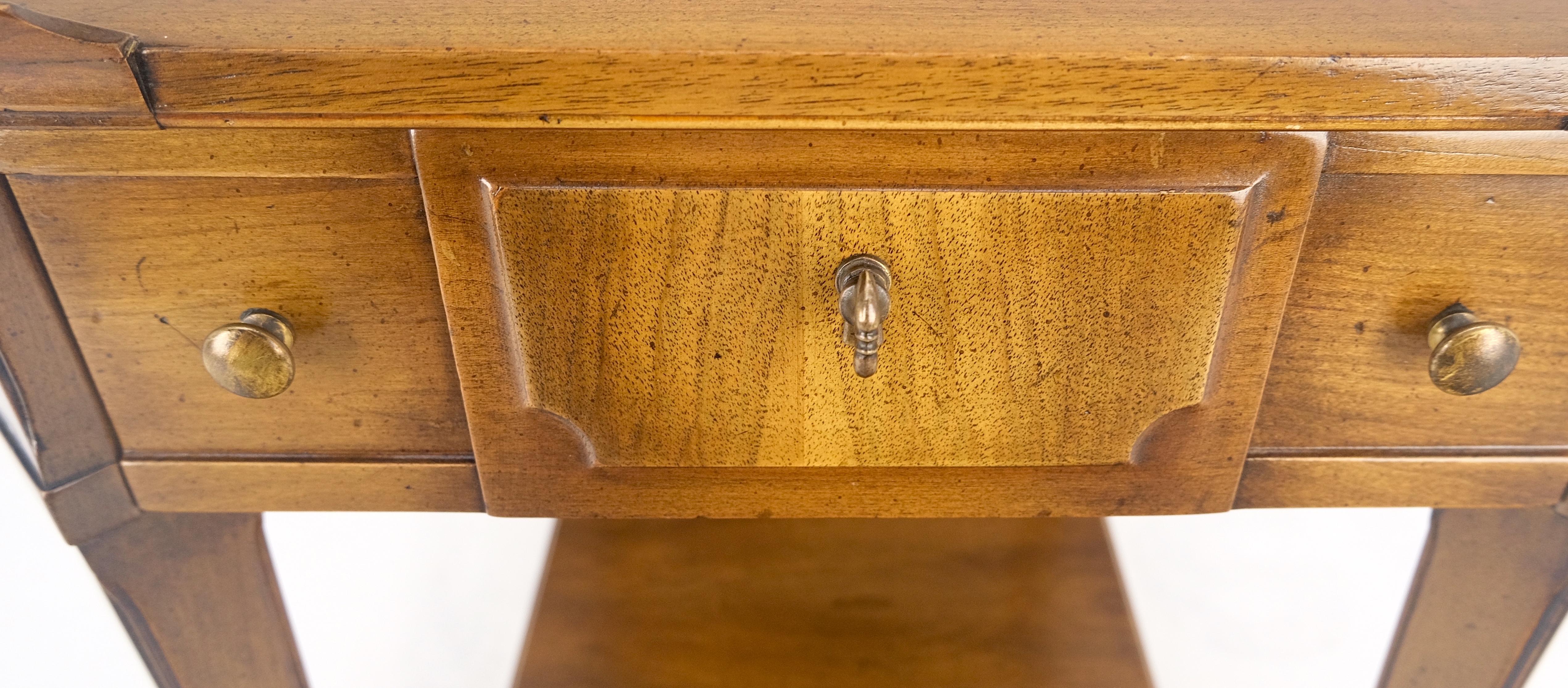 Très belle table de chevet en noyer à un tiroir avec dessus en marqueterie John Widdicomb MINT en vente 3