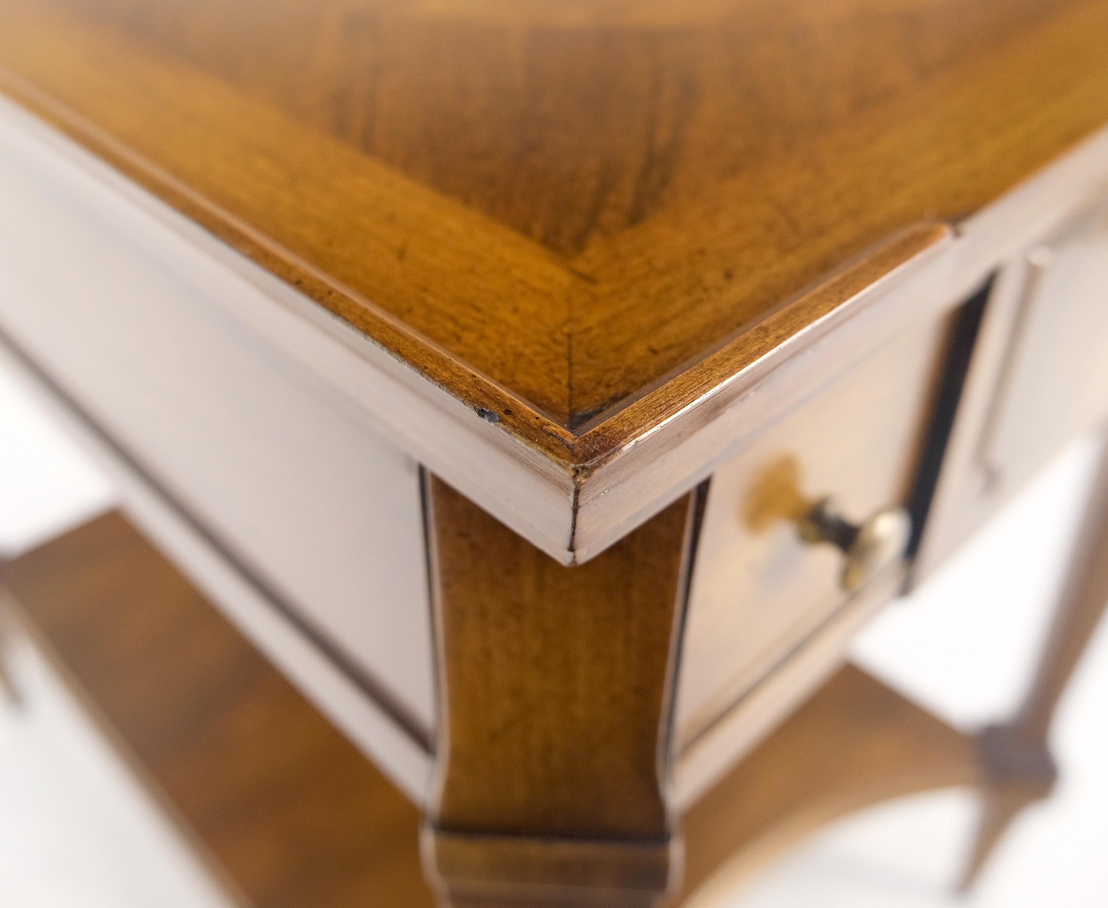 Très belle table de chevet en noyer à un tiroir avec dessus en marqueterie John Widdicomb MINT en vente 5