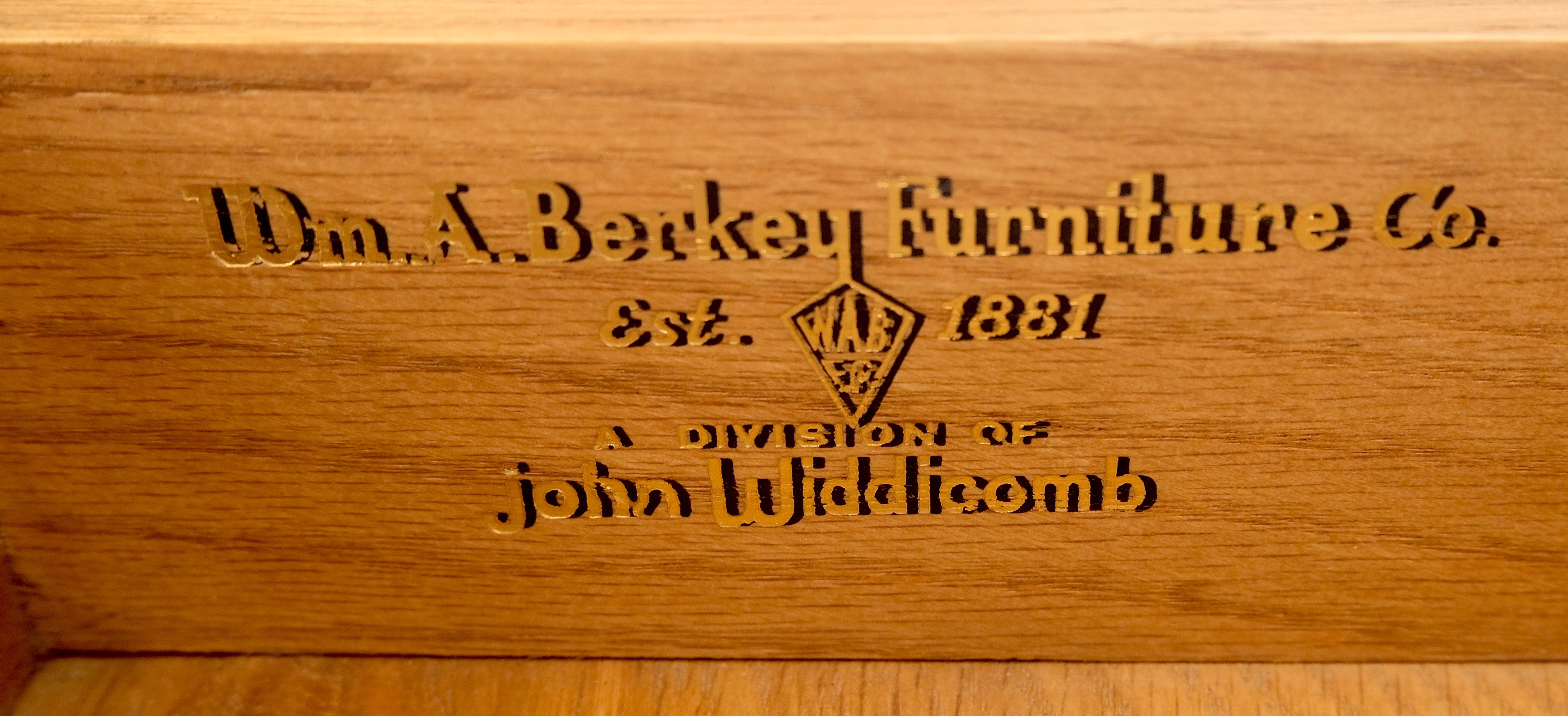 Très belle table de chevet en noyer à un tiroir avec dessus en marqueterie John Widdicomb MINT en vente 10