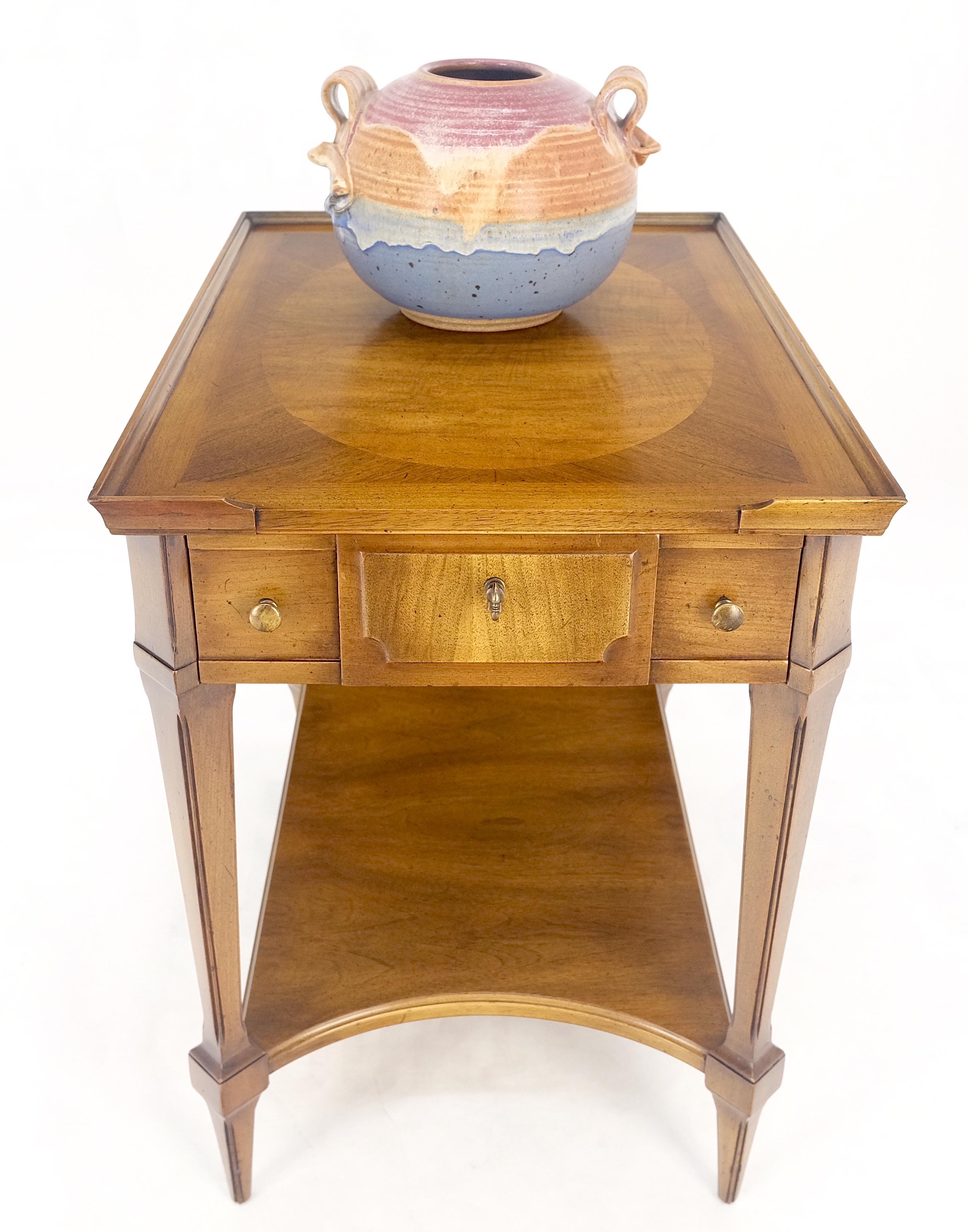 Néo-Régence Très belle table de chevet en noyer à un tiroir avec dessus en marqueterie John Widdicomb MINT en vente