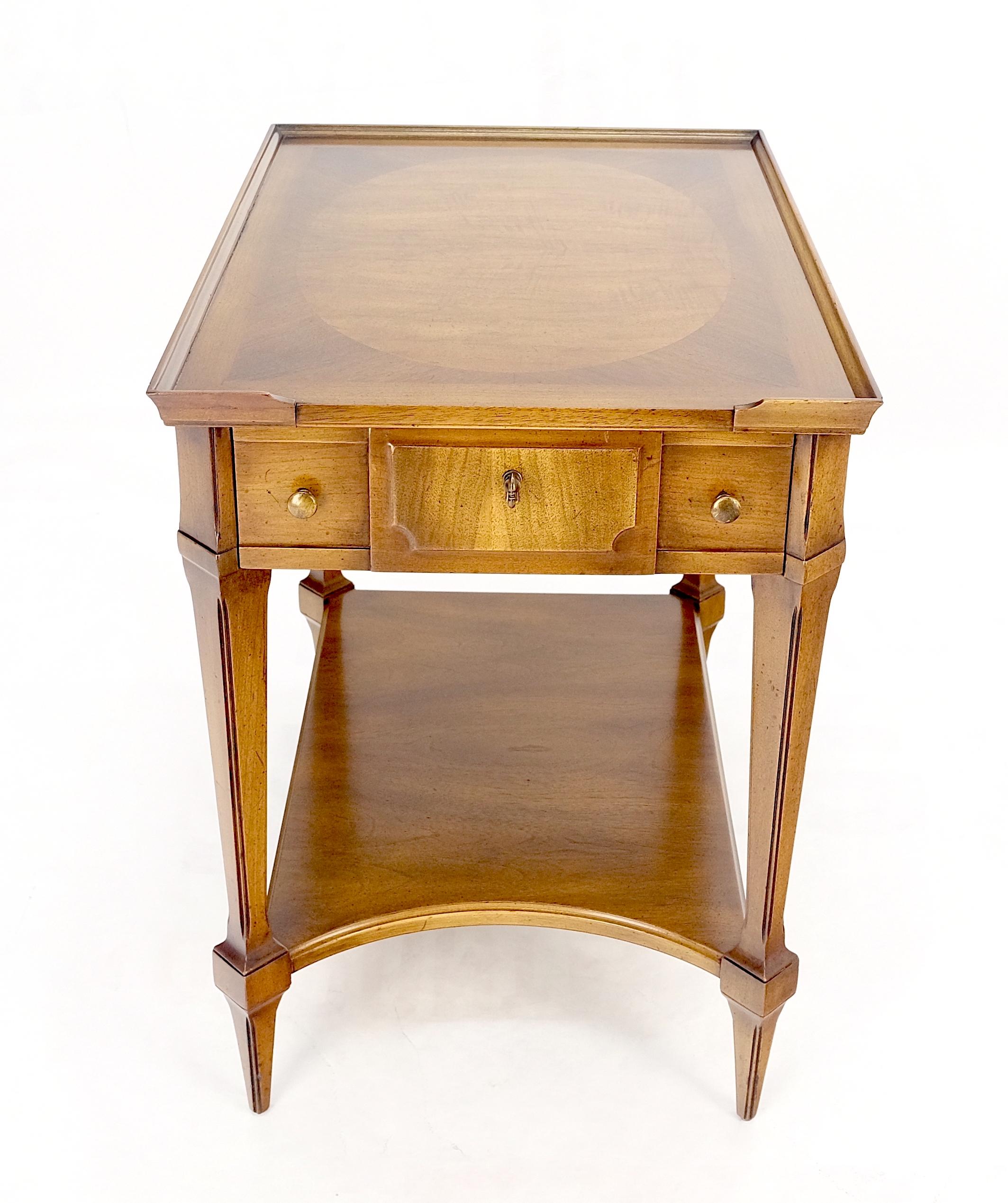 Américain Très belle table de chevet en noyer à un tiroir avec dessus en marqueterie John Widdicomb MINT en vente