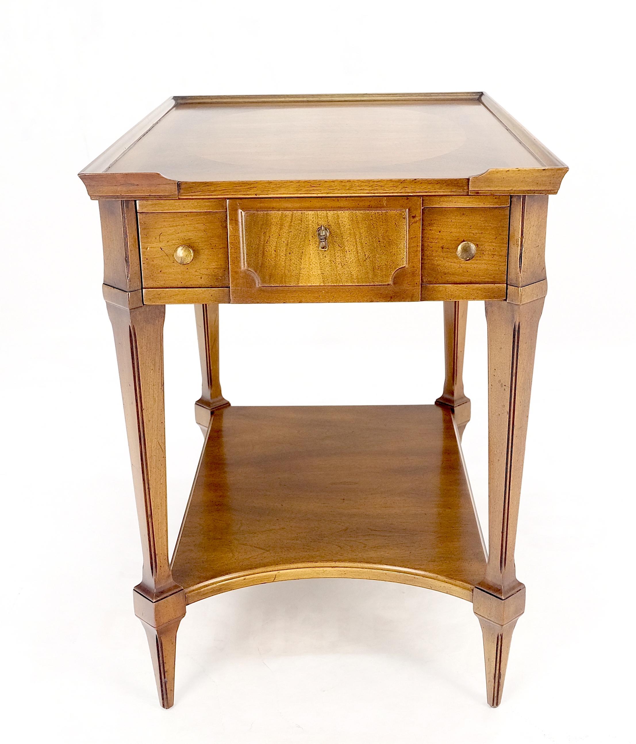 Incrusté Très belle table de chevet en noyer à un tiroir avec dessus en marqueterie John Widdicomb MINT en vente