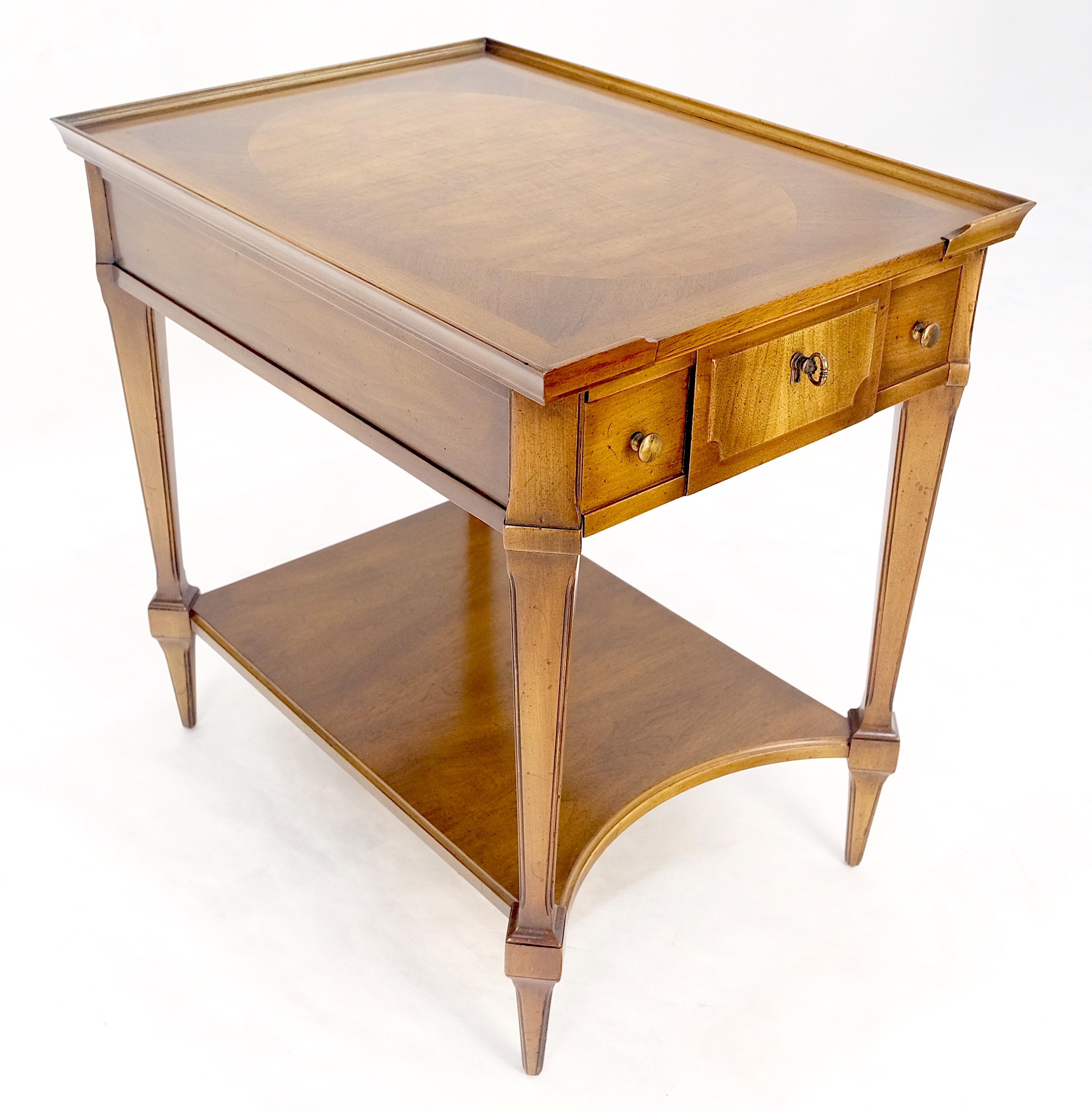 Très belle table de chevet en noyer à un tiroir avec dessus en marqueterie John Widdicomb MINT Excellent état - En vente à Rockaway, NJ
