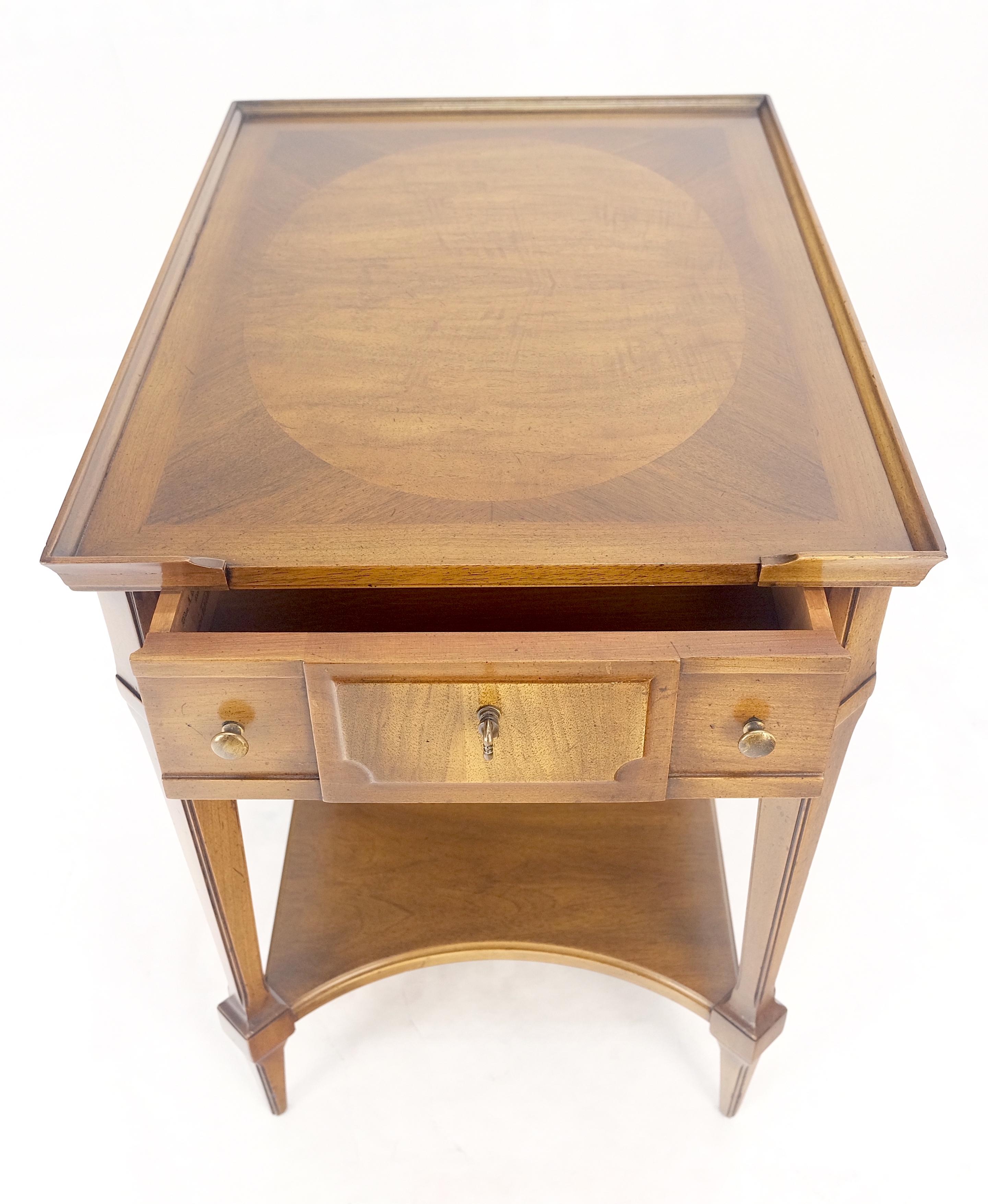 20ième siècle Très belle table de chevet en noyer à un tiroir avec dessus en marqueterie John Widdicomb MINT en vente