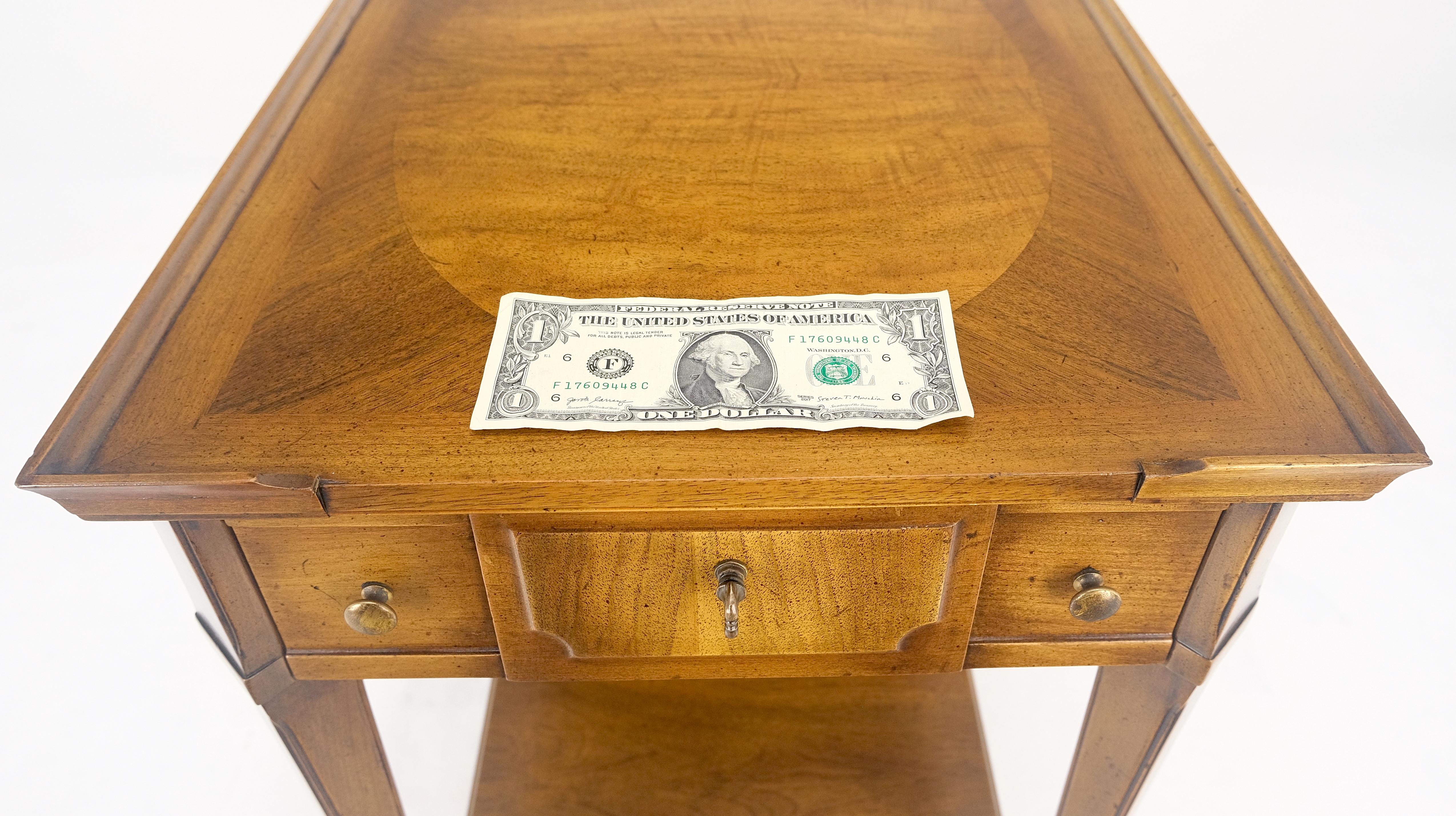 Très belle table de chevet en noyer à un tiroir avec dessus en marqueterie John Widdicomb MINT en vente 1