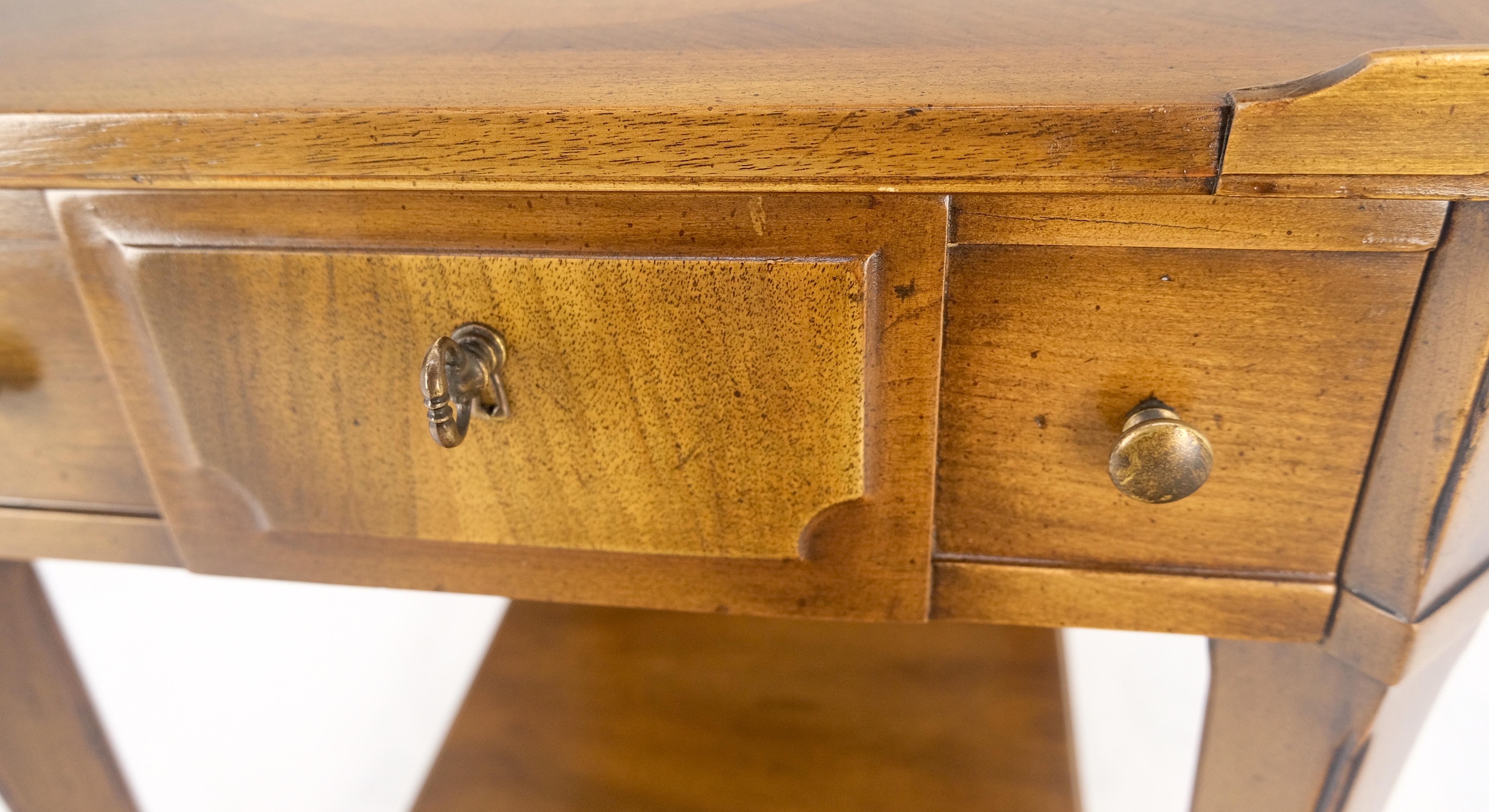 Très belle table de chevet en noyer à un tiroir avec dessus en marqueterie John Widdicomb MINT en vente 2