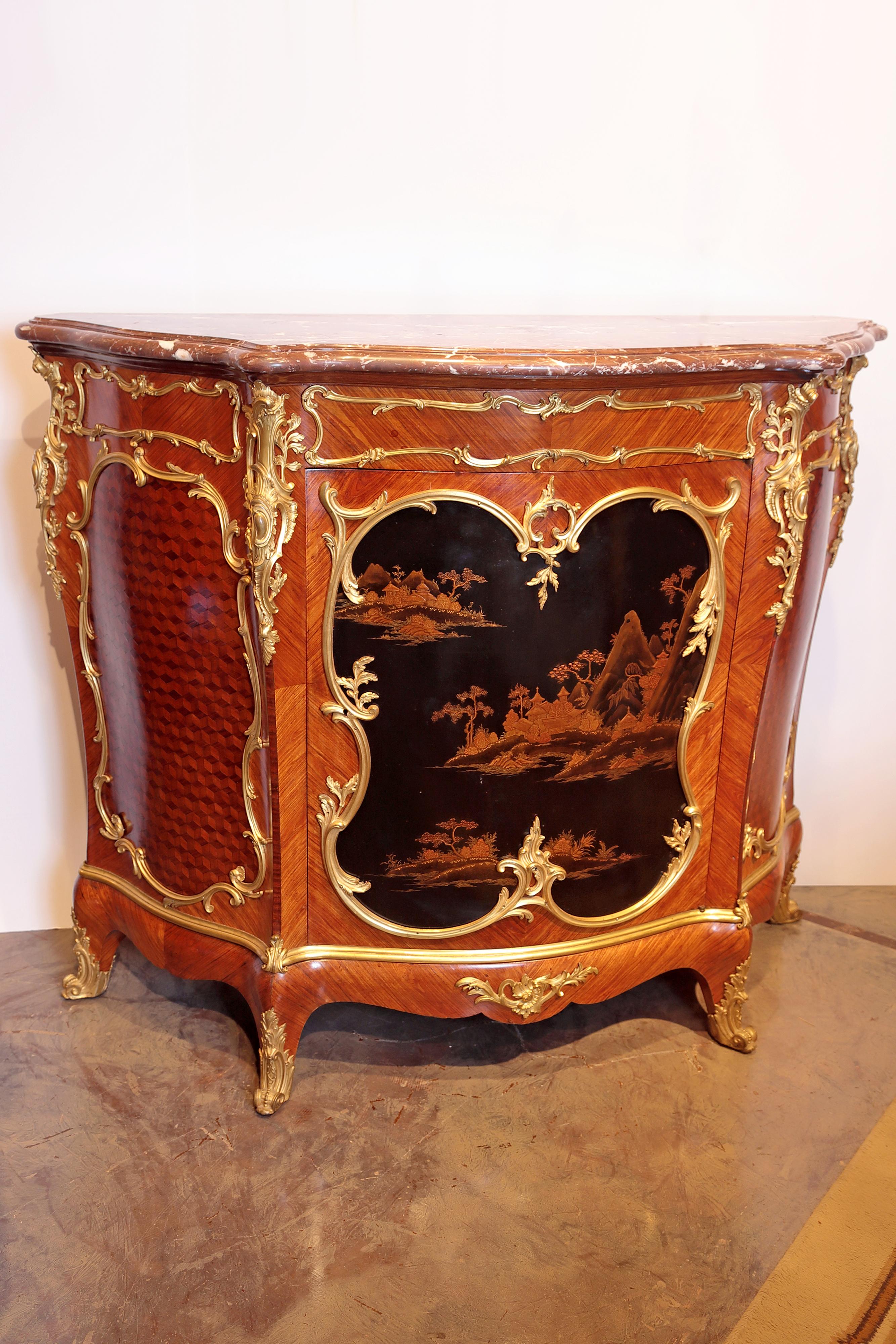 Louis XV Très belle armoire d'appoint en laque de style chinoiseries de Victor Raulin en vente