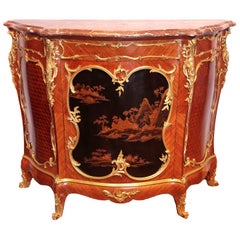 Très belle armoire d'appoint en laque de style chinoiseries de Victor Raulin