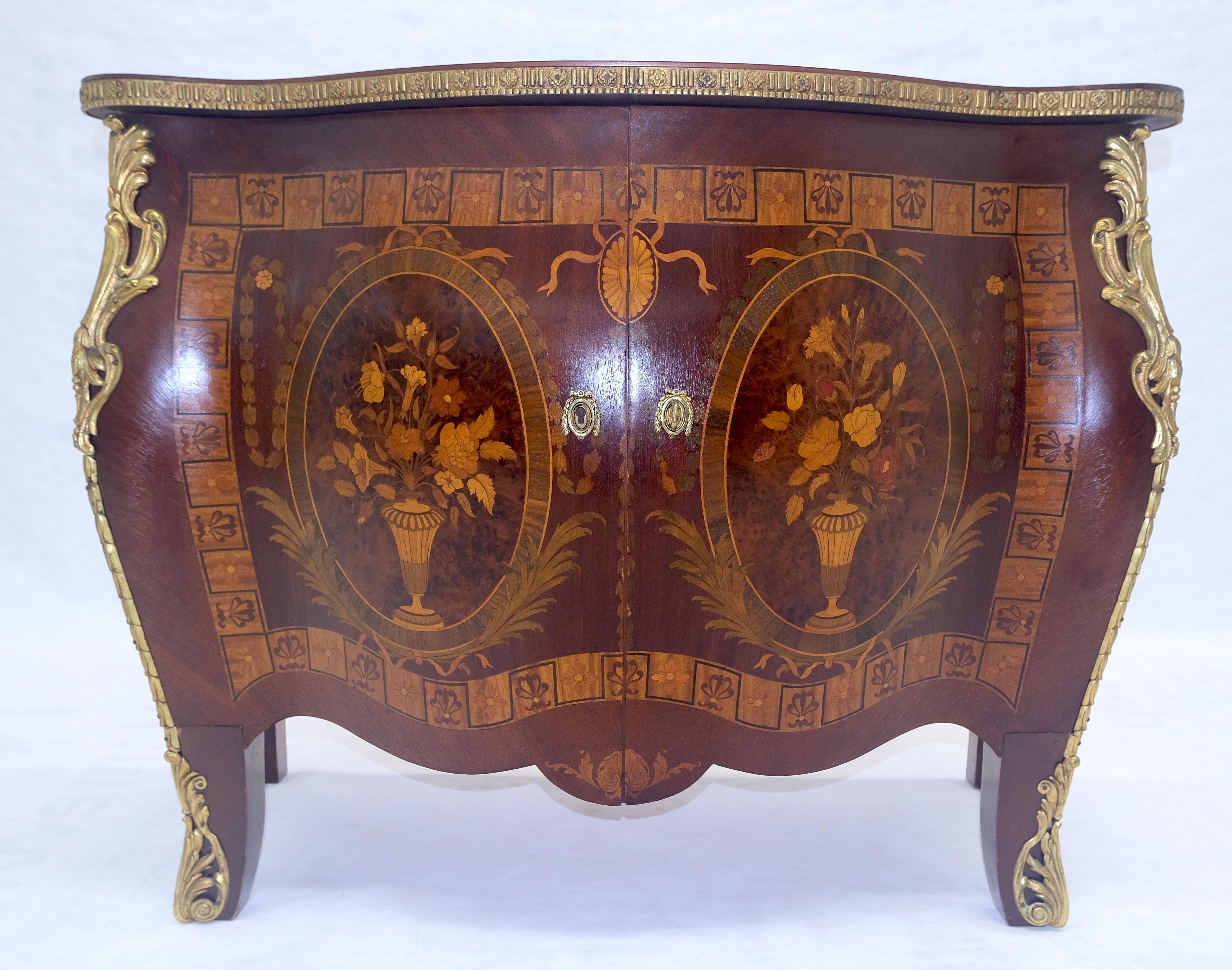 Grande cassettone con intarsio in ottone molto fine MINT In condizioni ottime in vendita a Rockaway, NJ