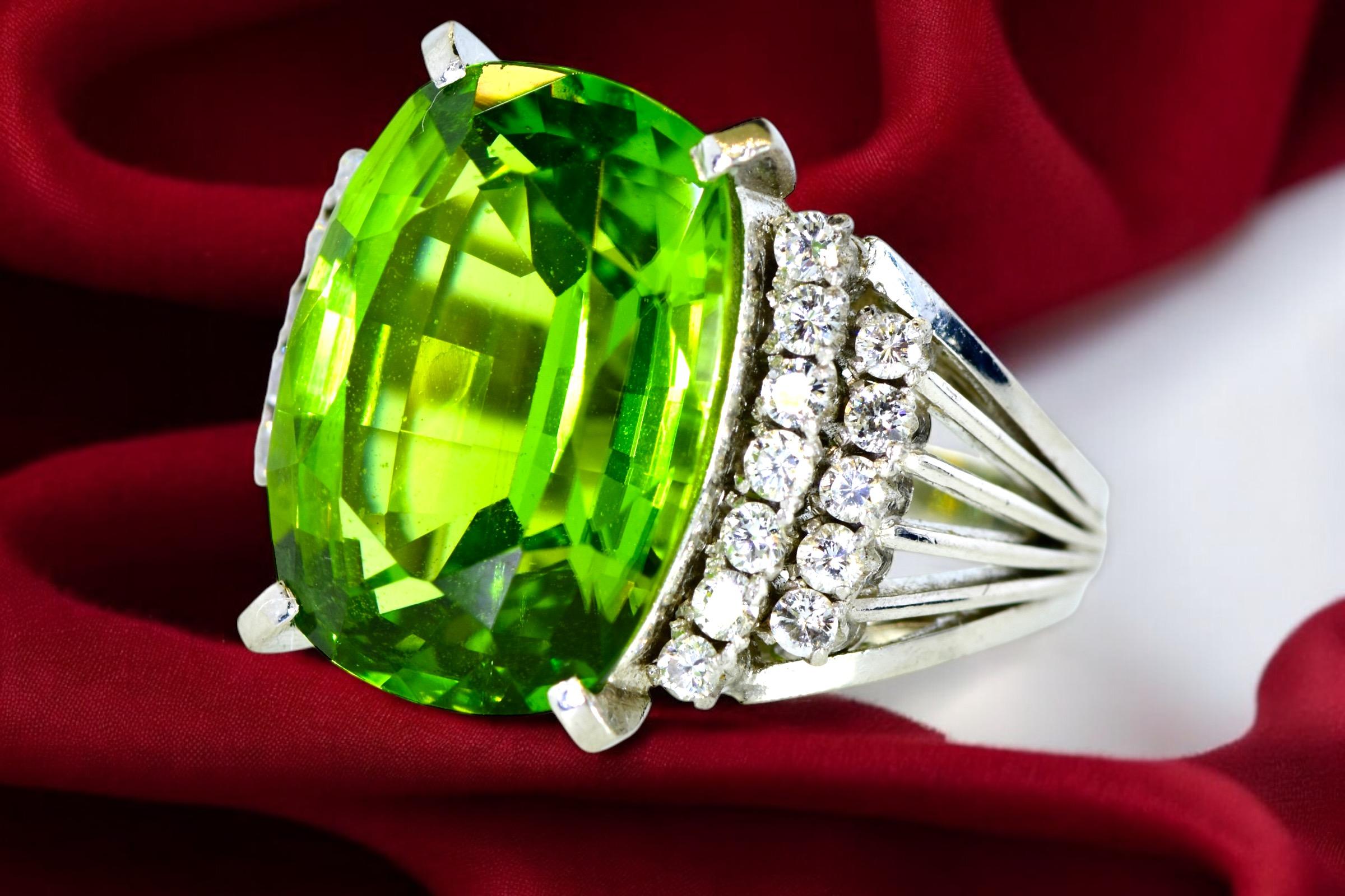 Very Fine Large Peridot, 11.93 cts., Diamond and Platinum Retro Vintage Ring For Sale 10