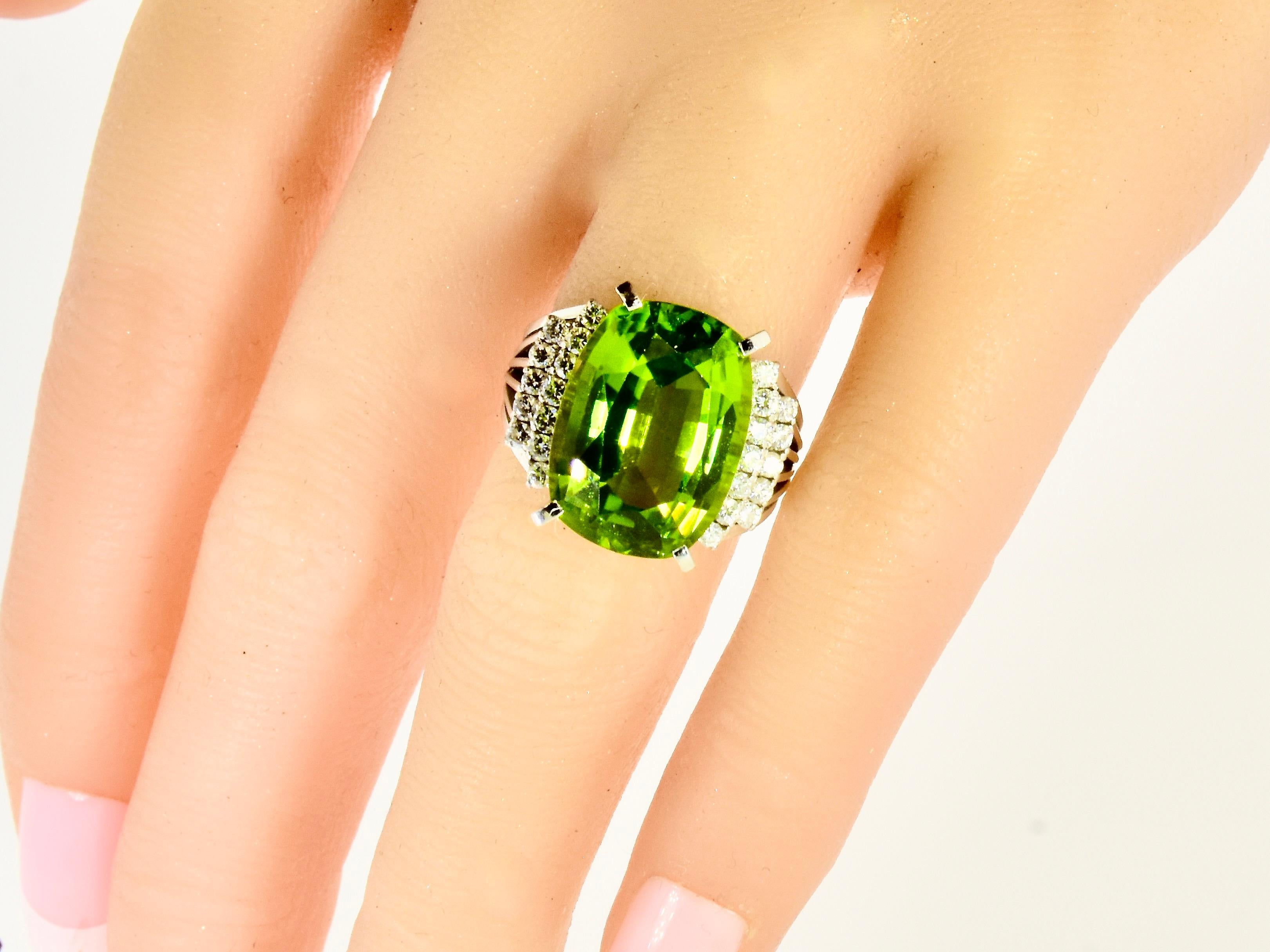 Very Fine Large Peridot, 11.93 cts., Diamond and Platinum Retro Vintage Ring For Sale 4