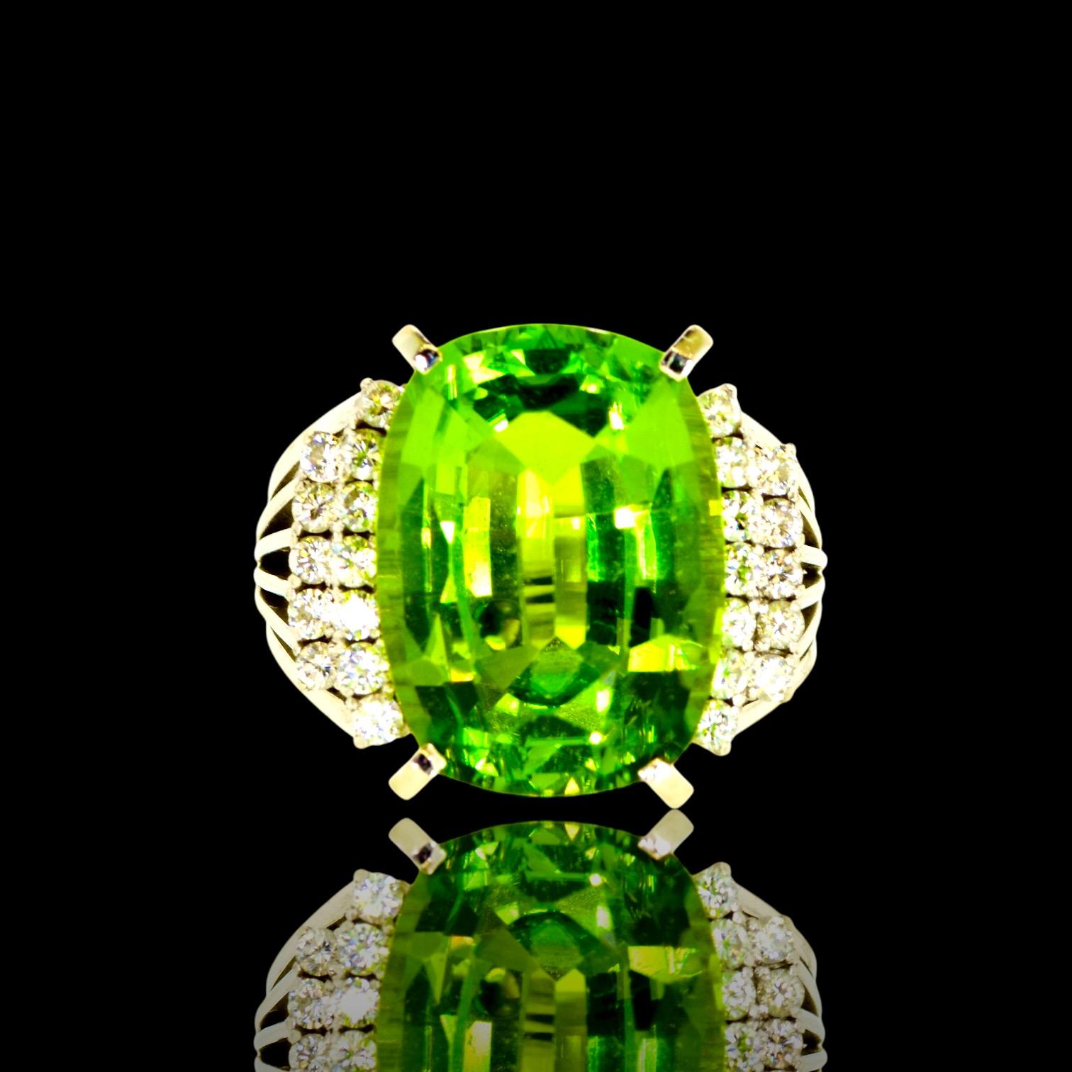 Very Fine Large Peridot, 11.93 cts., Diamond and Platinum Retro Vintage Ring In Excellent Condition For Sale In Aspen, CO