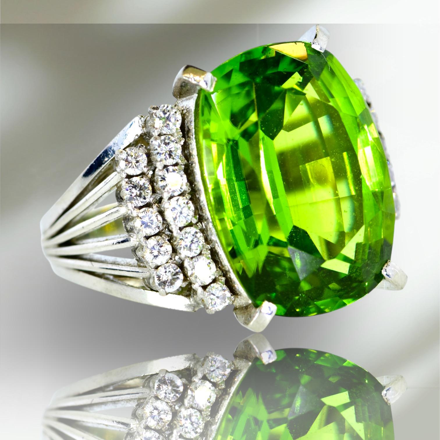Very Fine Large Peridot, 11.93 cts., Diamond and Platinum Retro Vintage Ring For Sale 2