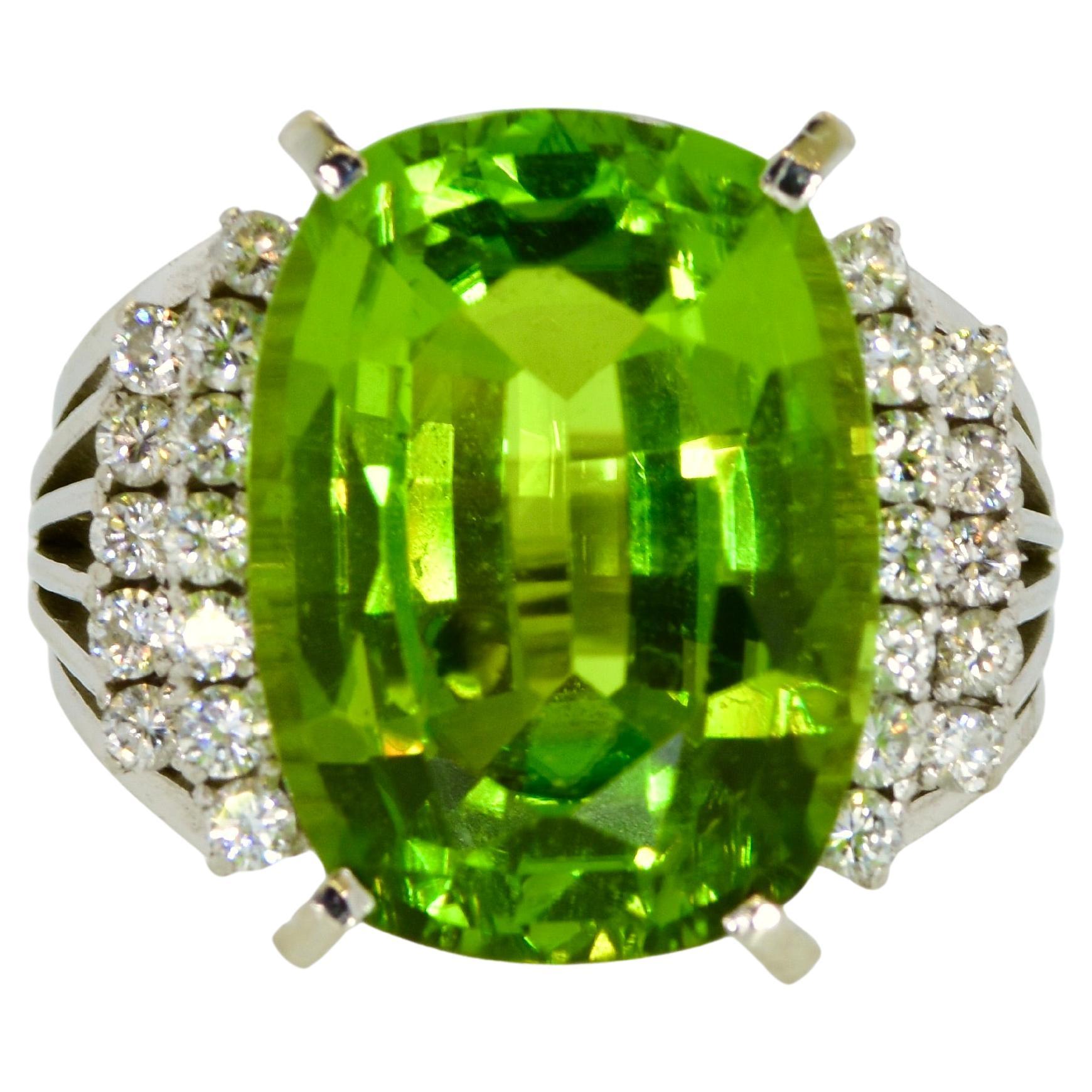 Very Fine Large Peridot, 11.93 cts., Diamond and Platinum Retro Vintage Ring For Sale 5