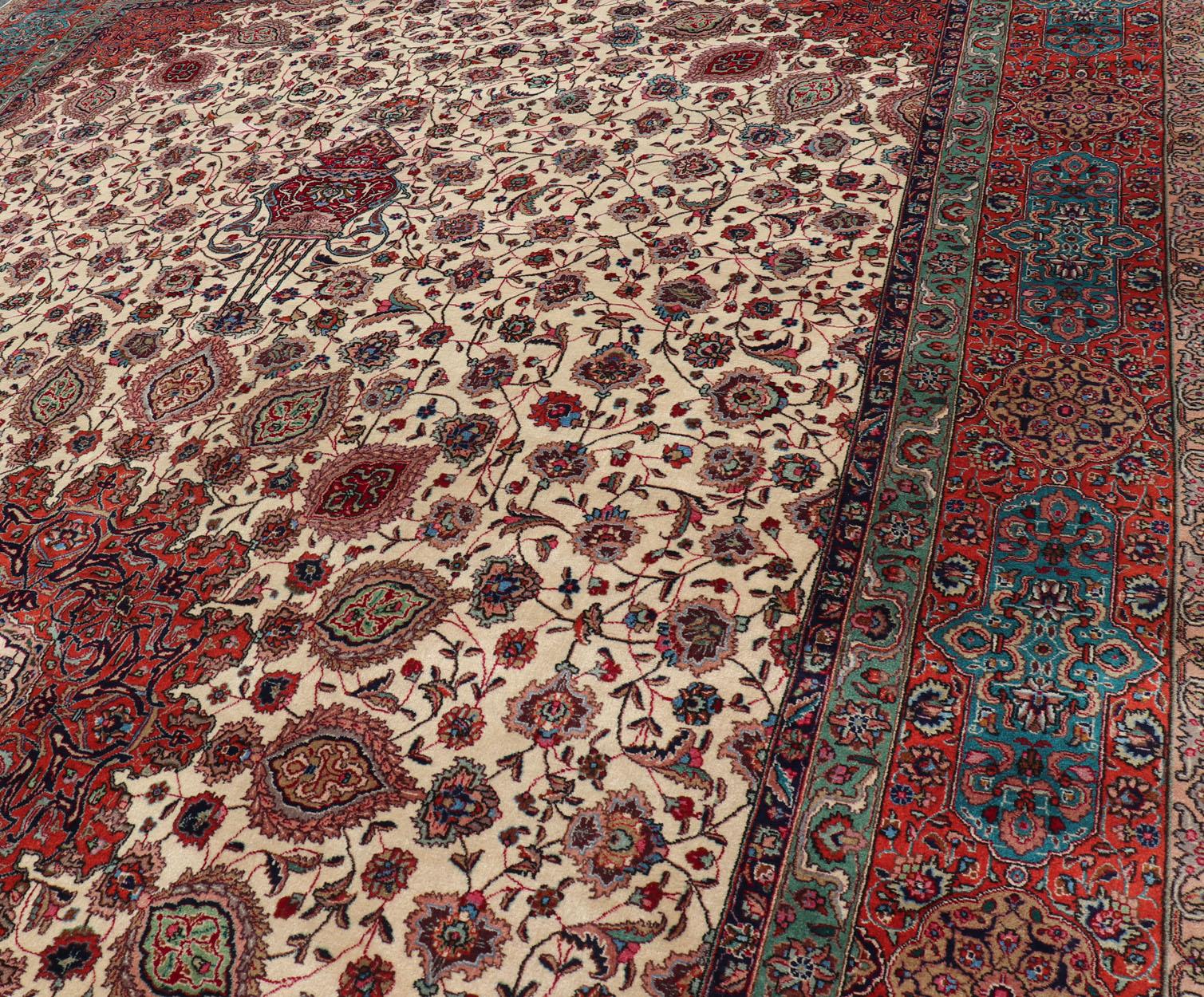 Laine Très beau grand tapis persan Tabriz à fond ivoire et design Classic en vente