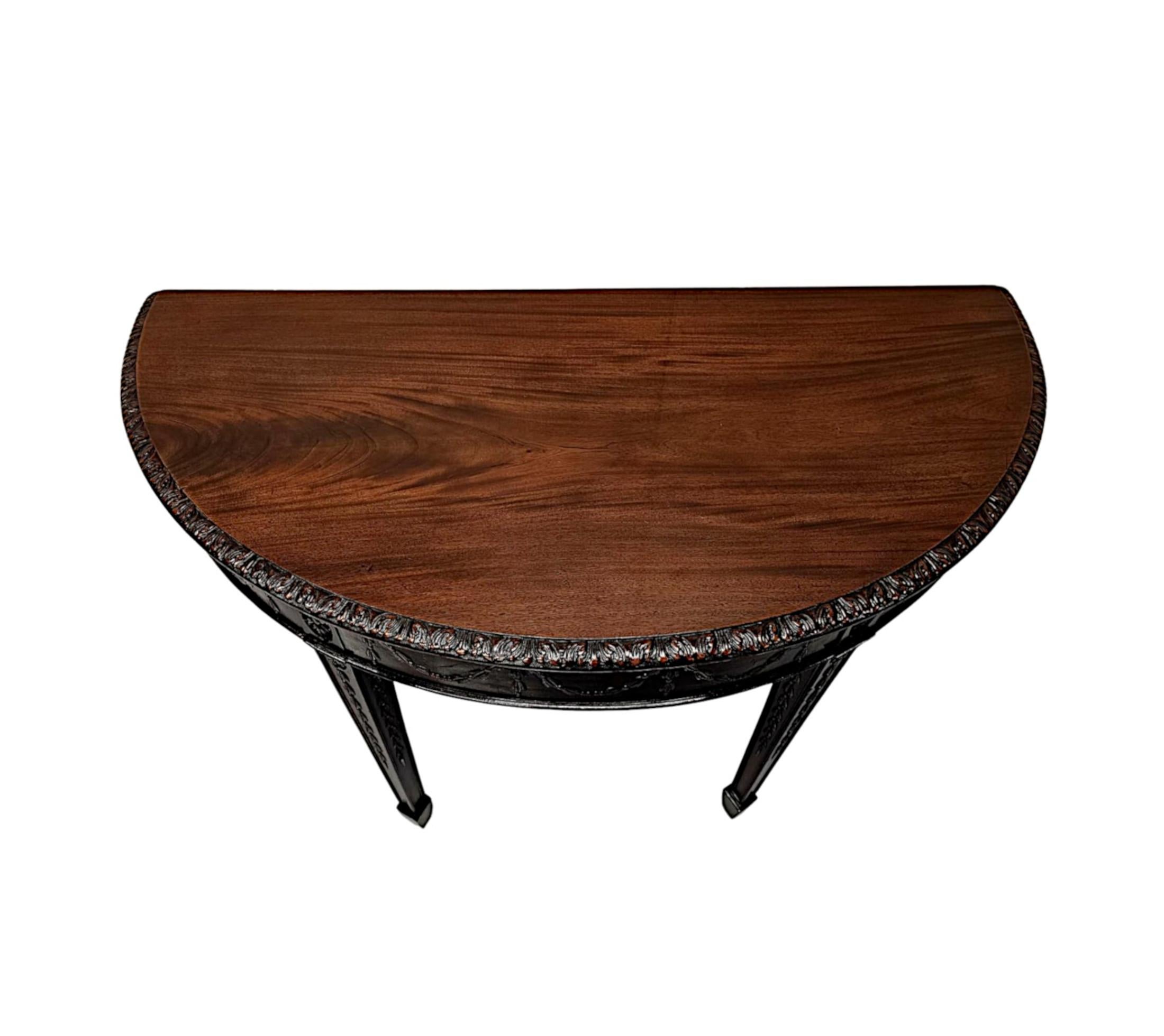 Très belle table d'entrée ou console en acajou du XIXe siècle dans la manière d'Adams, exceptionnellement bien sculptée à la main, avec une patine et un grain magnifiquement riches et d'une qualité fabuleuse.  Le plateau bien figuré et mouluré, de