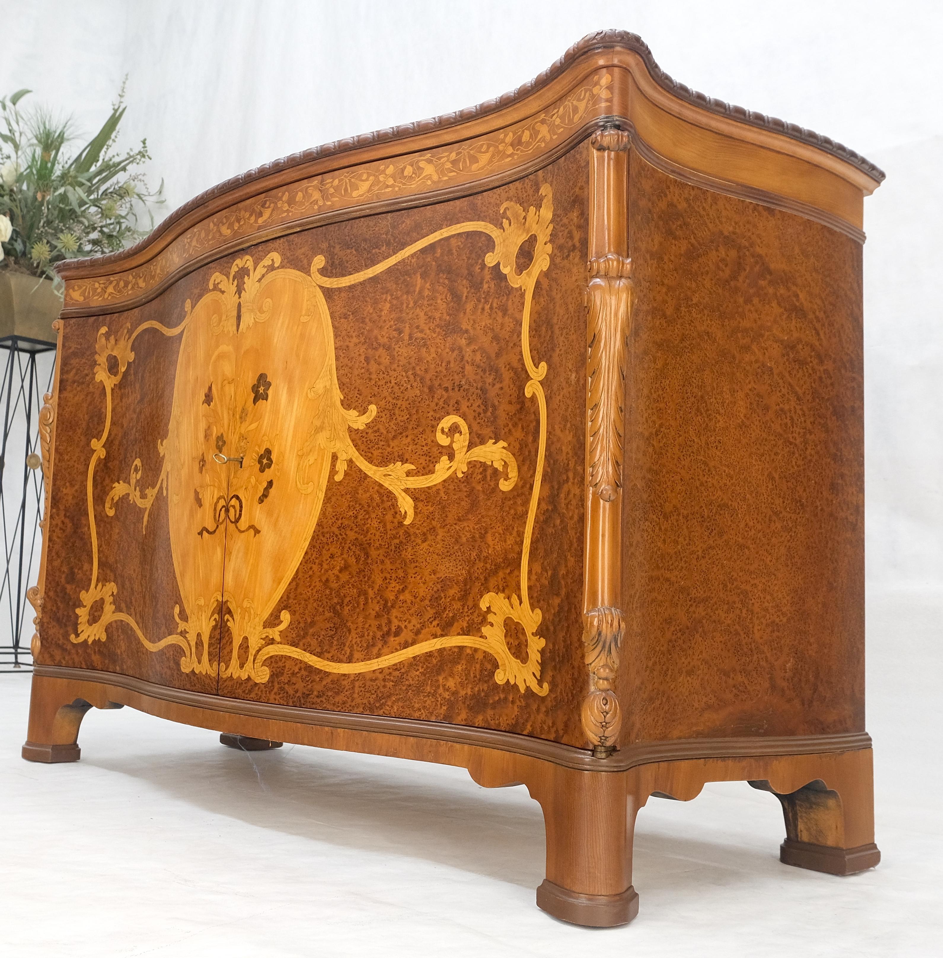 Molto bella la commode con intarsio in legno di radica con scomparto superiore sinistro a serpentina in vendita 2